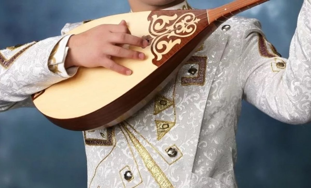 Музыкальный инструмент Казахстана домбра