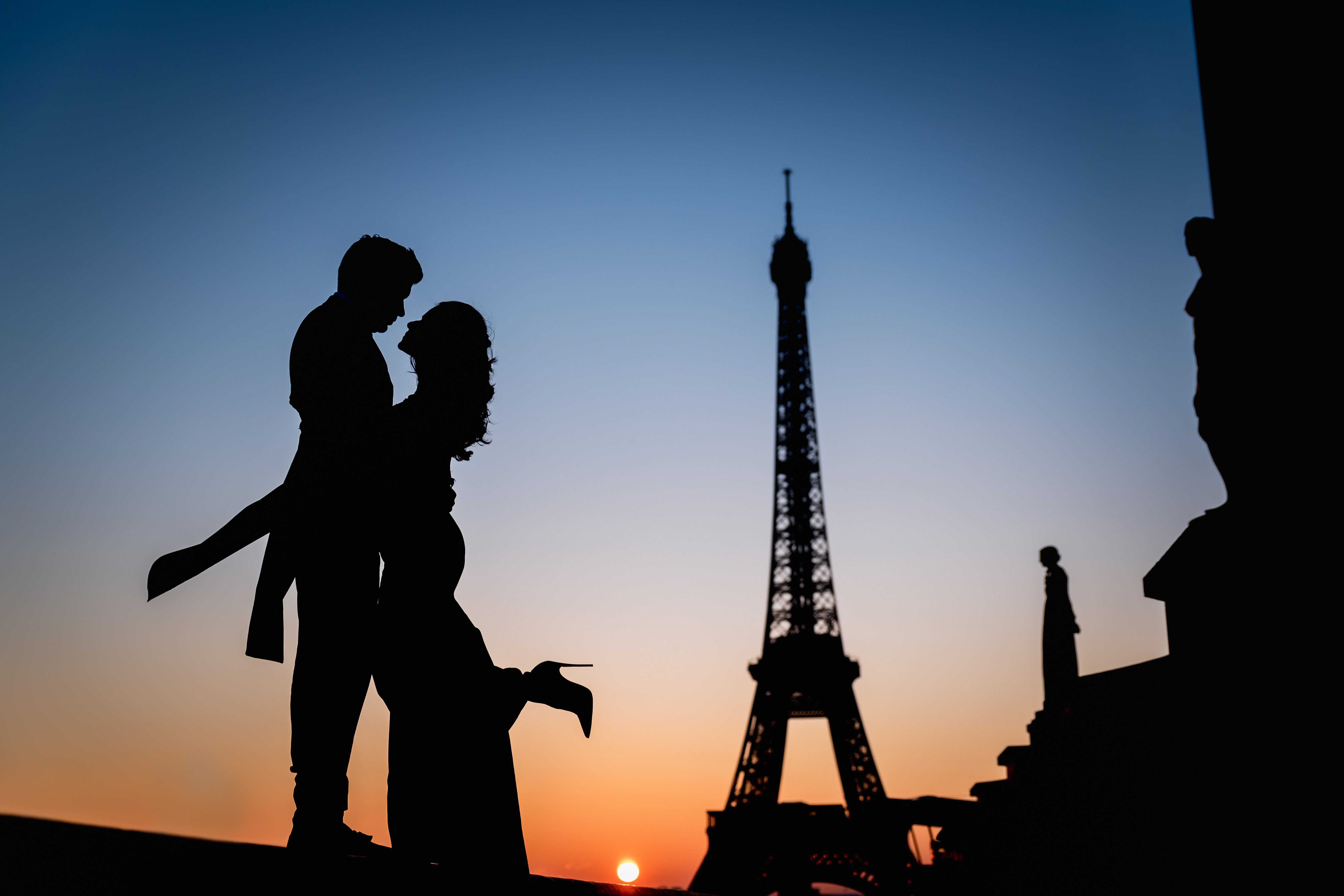 Влюбленные и башня. Влюбленные в Париже. Париж романтика. Влюбленные на улицах Парижа. Эйфелева башня пара.