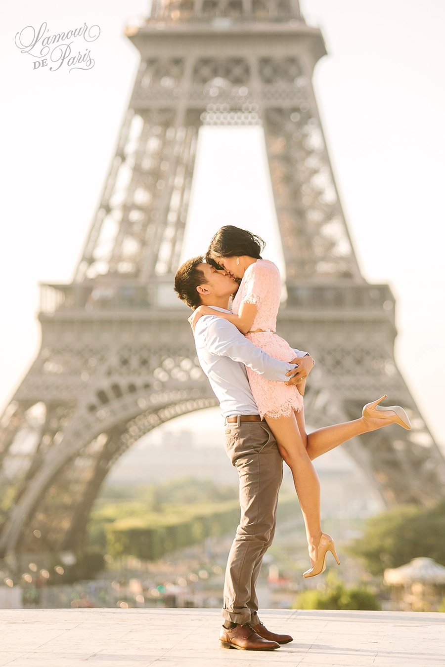 Парень и девушка в Париже