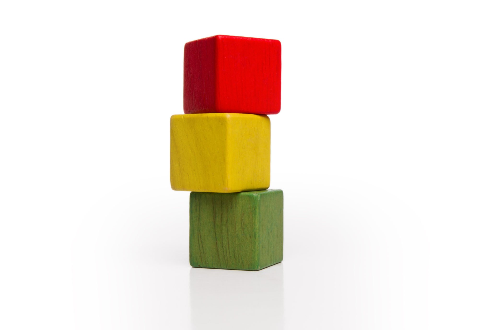 Включи 3 кубики. Башни из кубиков для детей. Башня из кубиков. Башенка из кубиков. Цветные кубики башенкой.