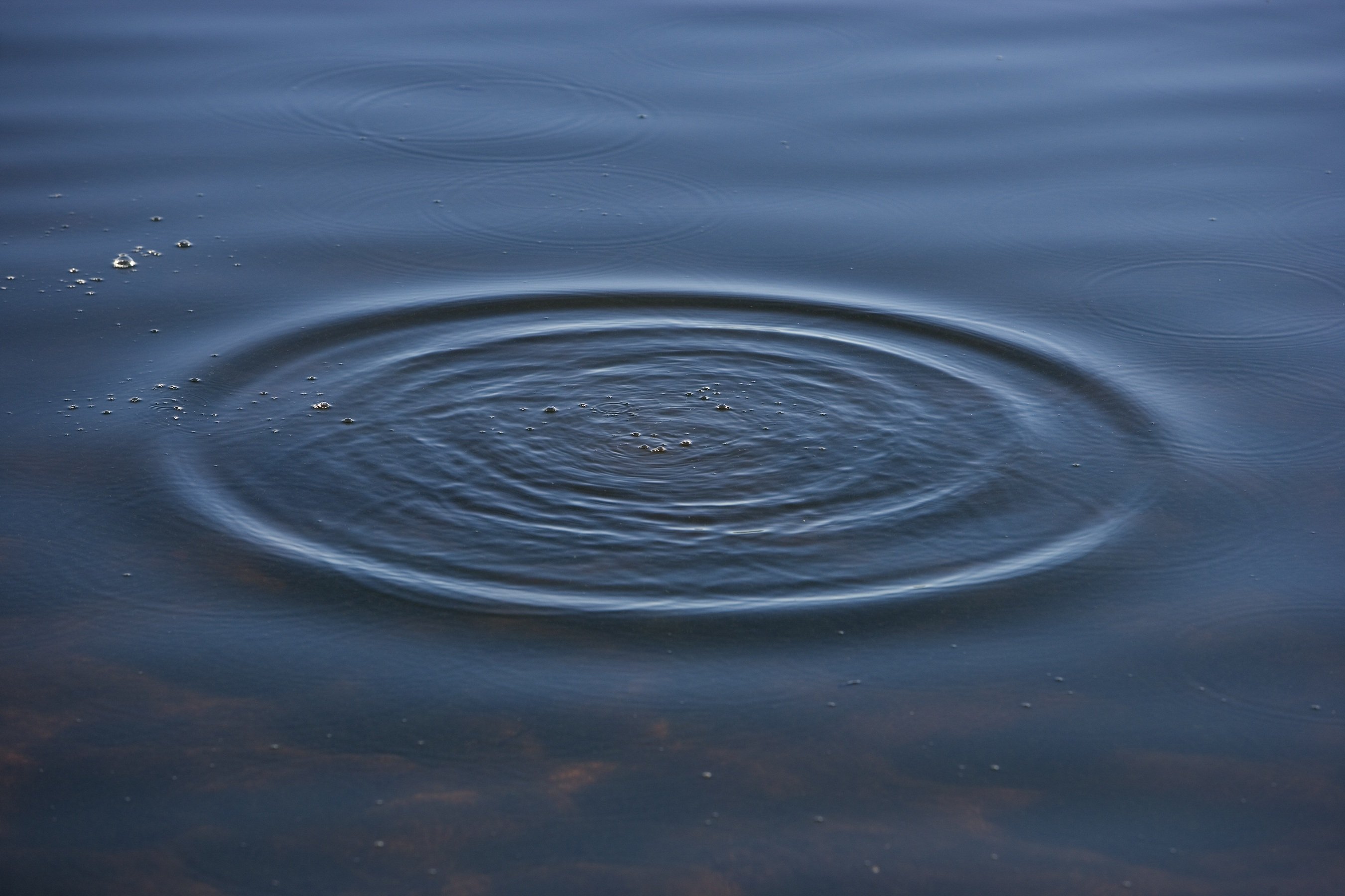 От поверхности воды 5 м. Круги на воде. КГИ вода. Разводы круги на воде. Концентрические круги на воде.