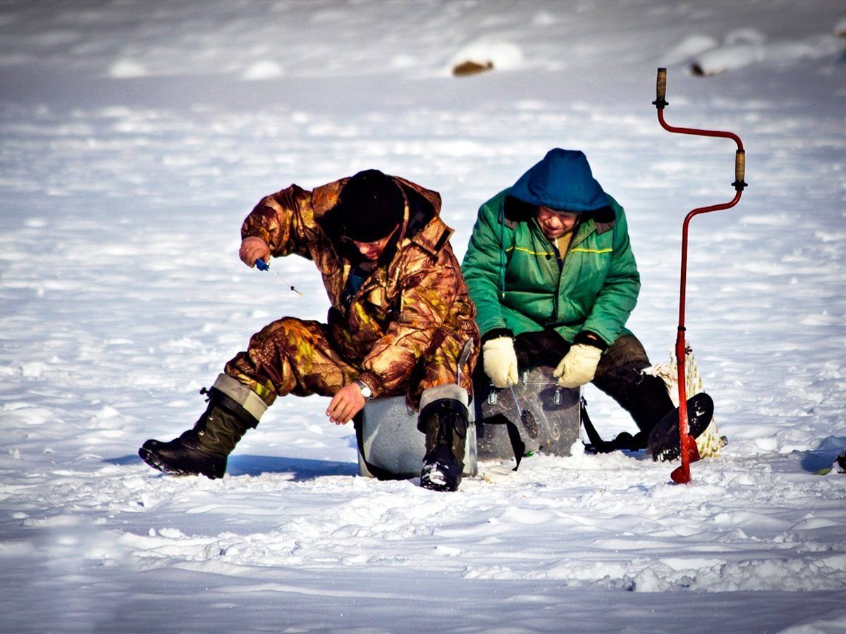 Лов зимой. Зимняя рыбалка во Владимирской области. Рыбак зимой. Рыбаки на льду. Подледная рыбалка.