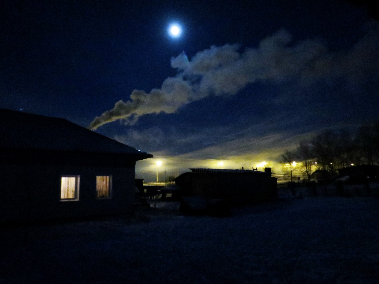 Луна над крышей дома. Ночь в деревне. Ночная деревня. Зимняя ночь в деревне. Деревенский дом ночью.