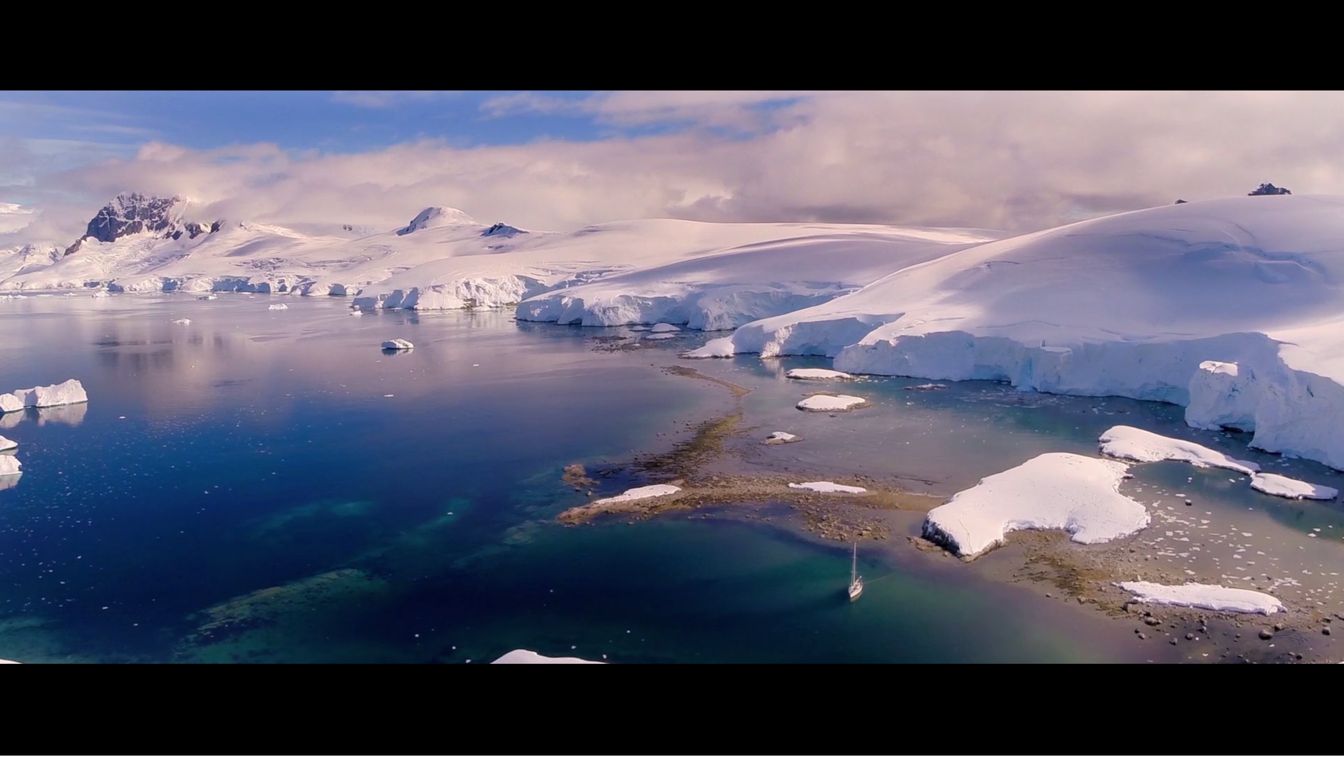 Большой остров покрытый льдами. Китовая бухта Антарктида. Покровные ледники Антарктиды. Вестфолд Хиллз Антарктида. Озеро Конкордия Антарктида.
