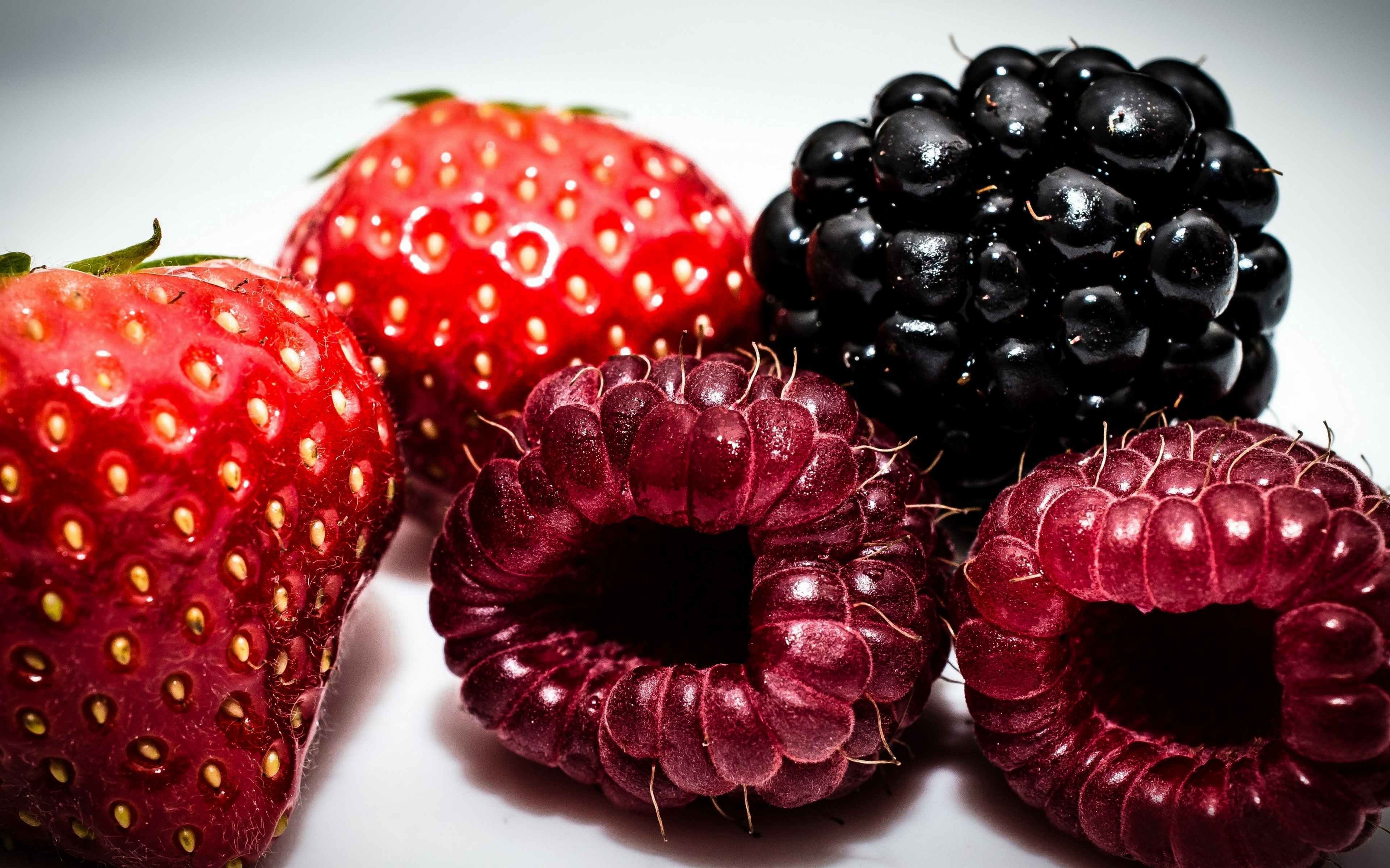 Сочные и вкусные ягоды это. Малина и ежевика. Ягоды малина ежевика. Ежевика малина красная. Красивые ягоды.