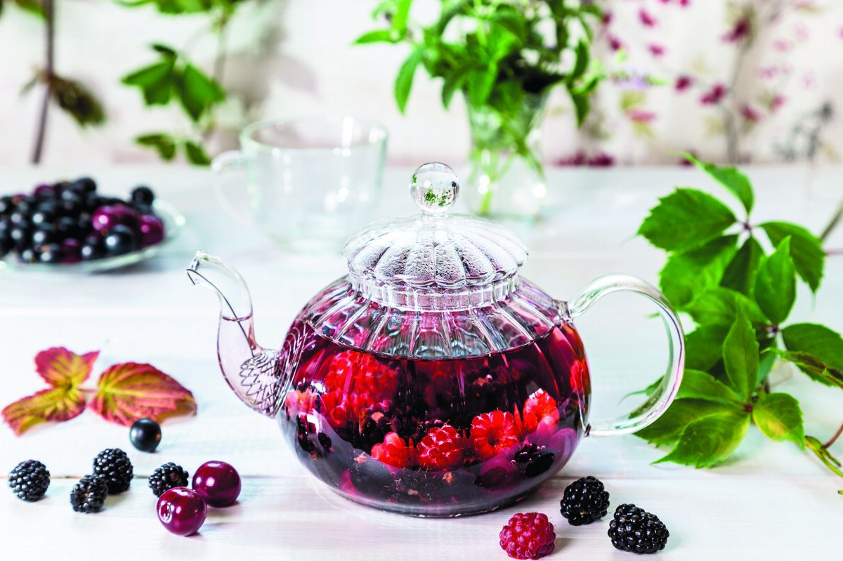 Стеклянный чайник с ягодами