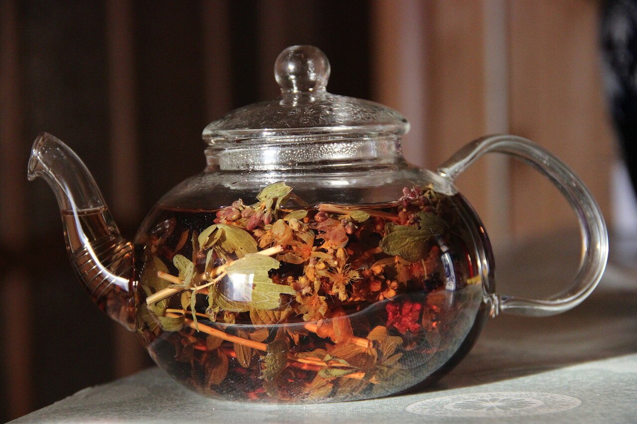 Черный чай в заварнике. Чай. Травяной чай. Чай в чайнике. Чайник с чаем.