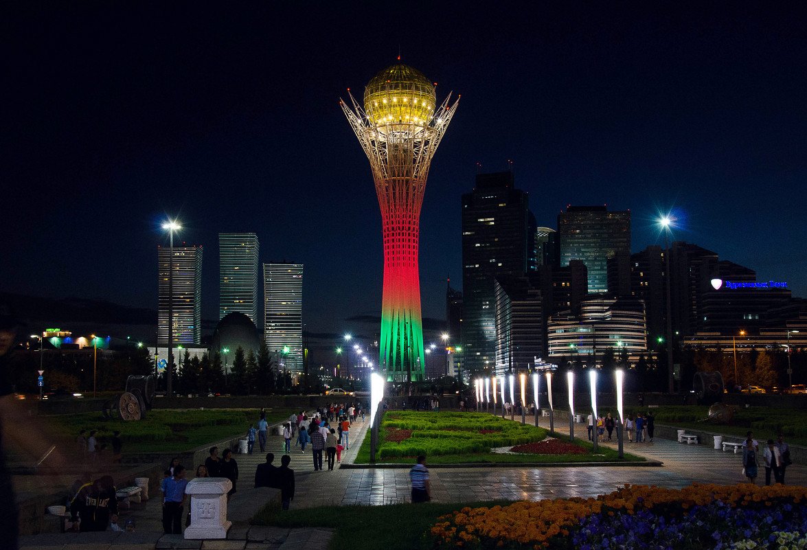 Столица казахстана азербайджан. Монумент Астана-Байтерек. Казахстан башня Байтерек. Астана Чупа Чупс башня. Байтерек Астана.