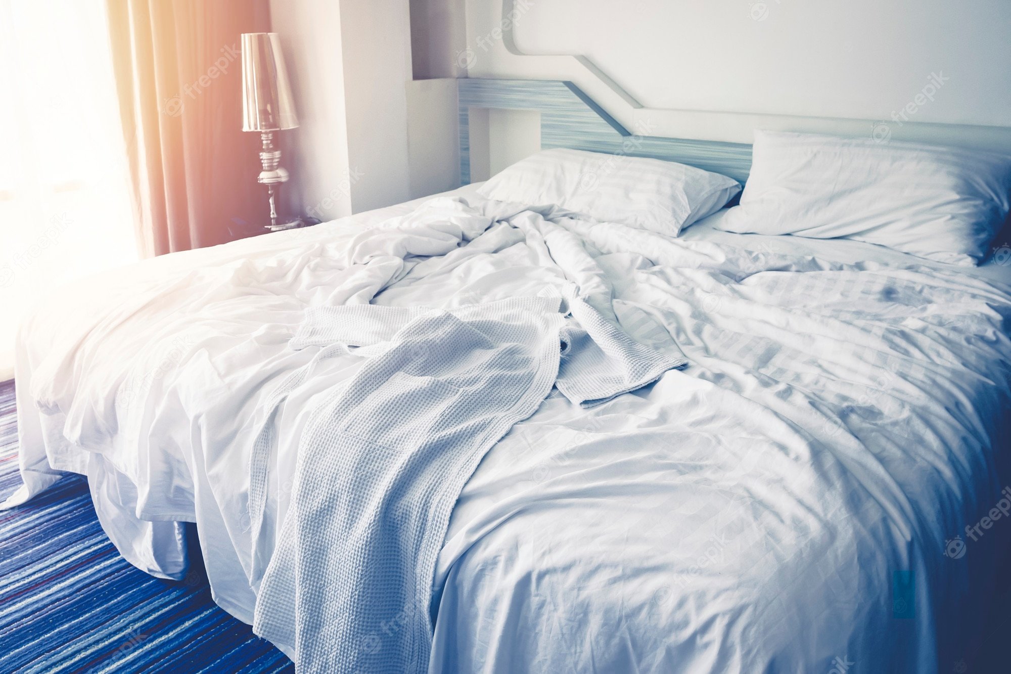 Разобранная постель. Незаправленная кровать. Смятая постель в гостинице. Мятая кровать. Смятое одеяло на кровати.