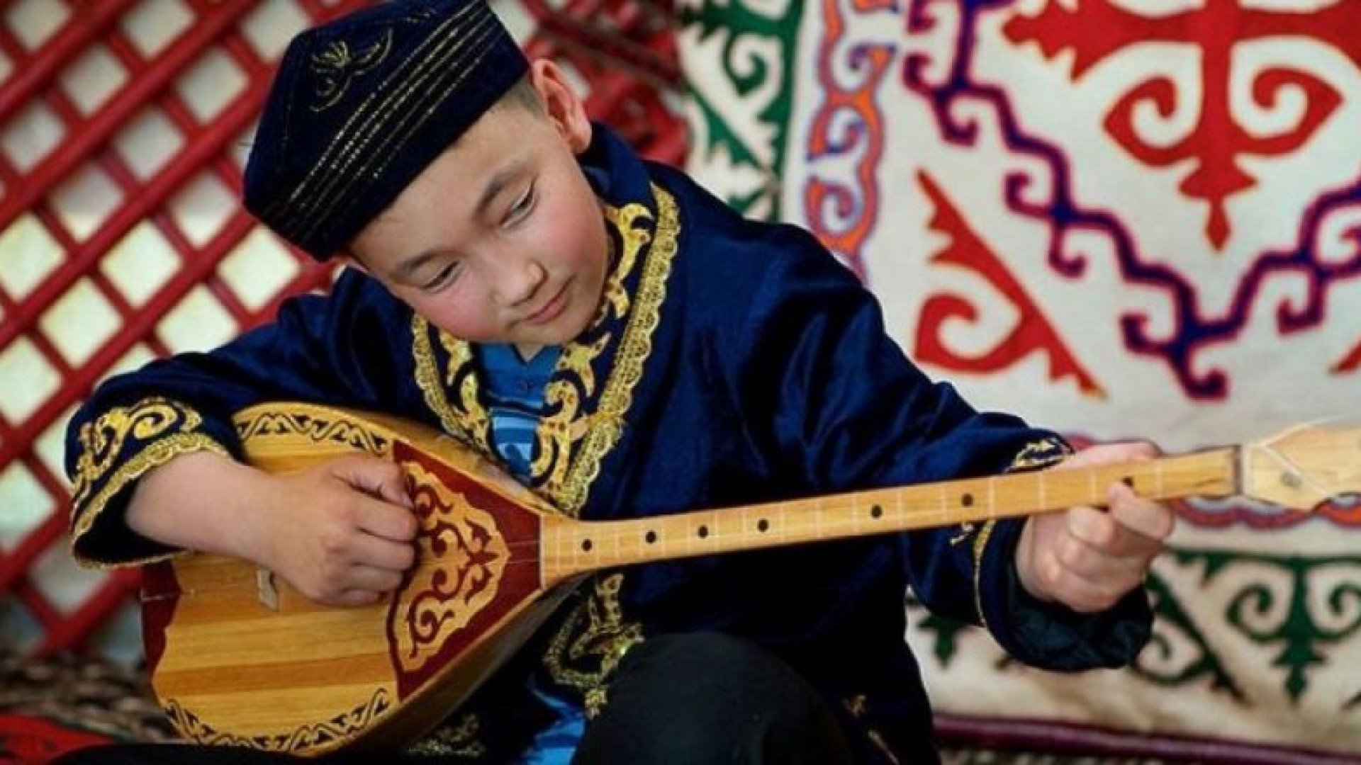 Казахская музыка веселая. Национальный инструмент казахов домбра. Казахский инструмент домбра. Киргиз–Кайсаков – домбры.. Казахская балалайка.