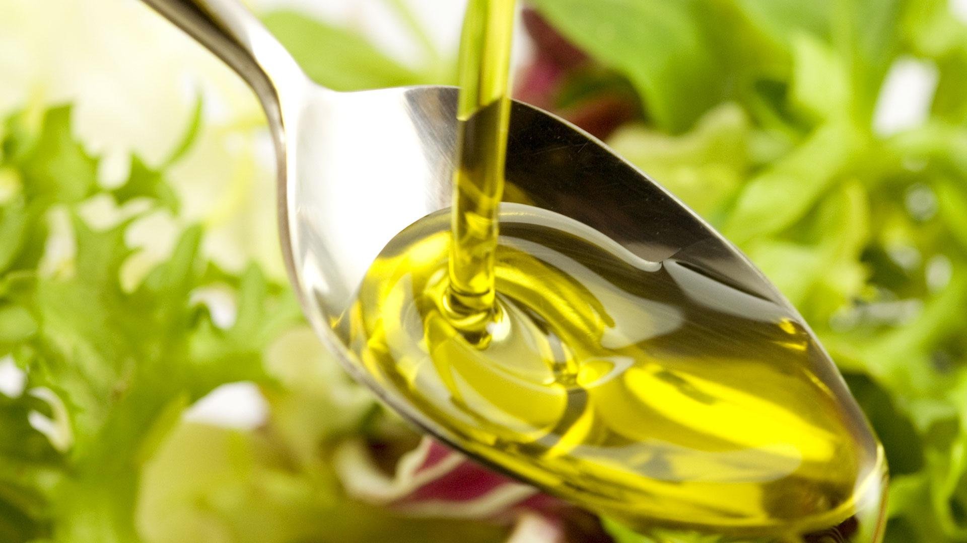Оливковое масло в пищу. Масло салата латука. Растительное масло. Растительное масло в ложке. Оливковое масло.