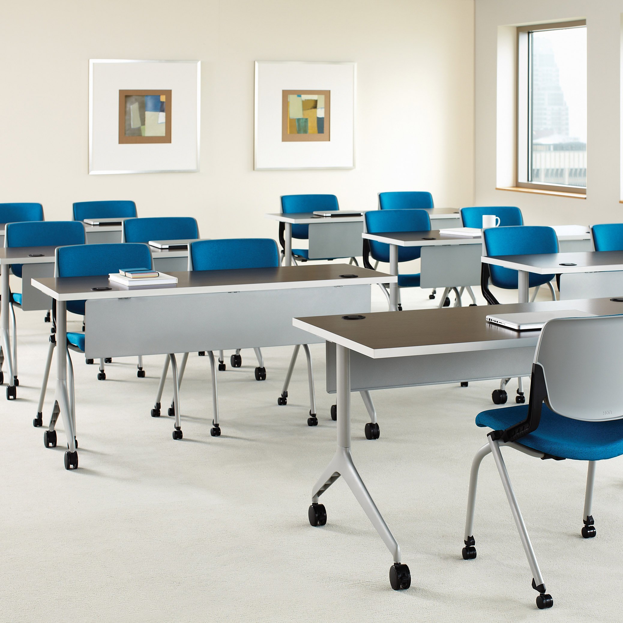 Мебель в кабинет школы. Столы для компьютерного класса. Столы для учебного класса. Современная мебель для школы. Стол для аудитории.