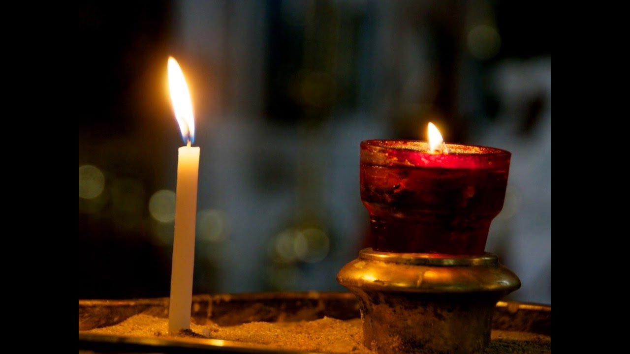 Горящие свечи в церкви. Церковные свечи. Свечи в храме. Горящие свечи в храме. Горящая церковная свеча.