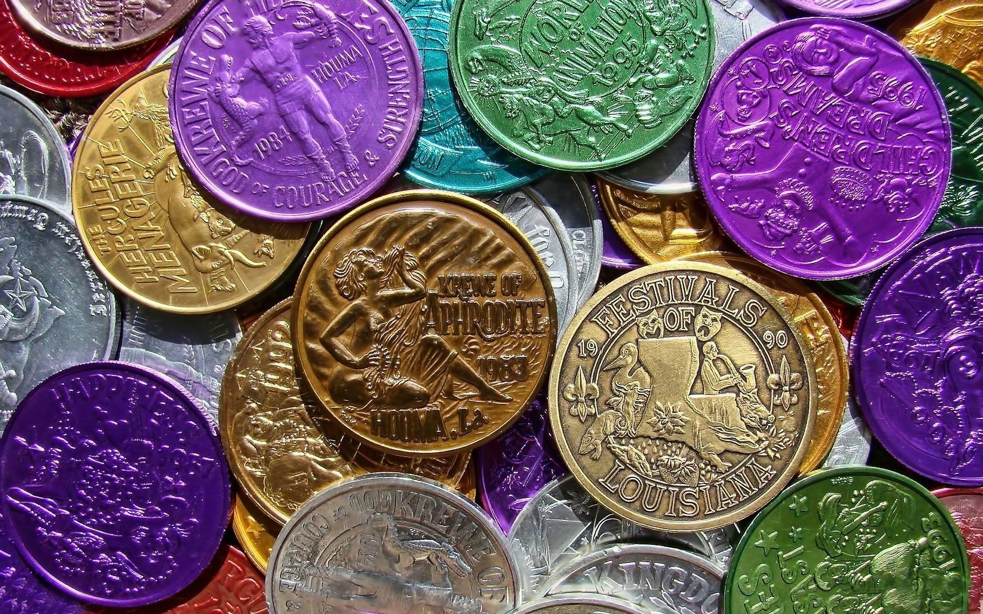 Рубли в разных странах. Разноцветные деньги. Необычные деньги. Разноцветные монеты.