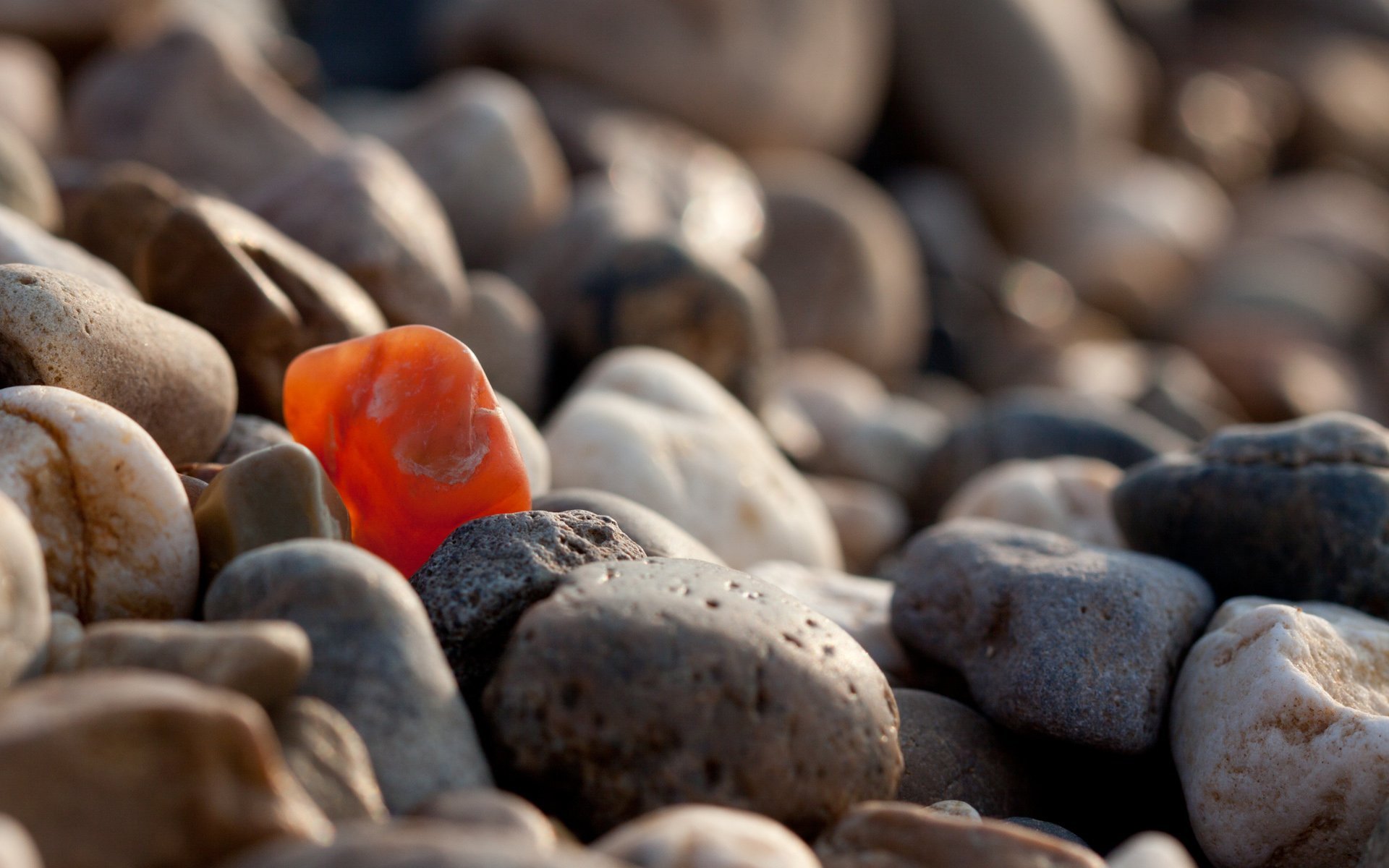Печеный камень. Камень галька. Камушки галька. Красивые морские камни. Галька в природе.