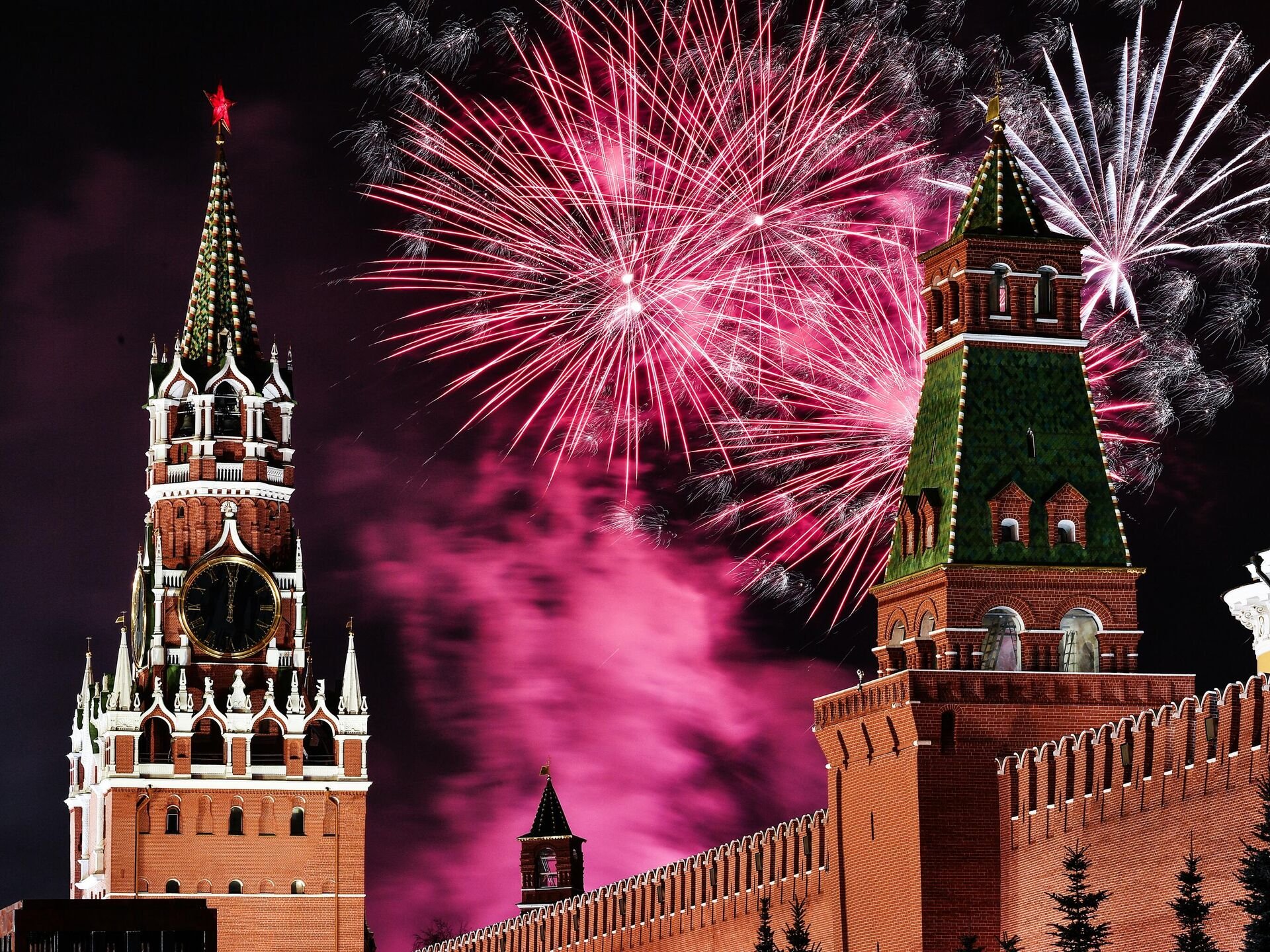 Новый год пояса россия. Спасская башня Кремля салют. Москва красная площадь салют. Салют Победы на красной площади. Салют 9 мая красная площадь Москва.