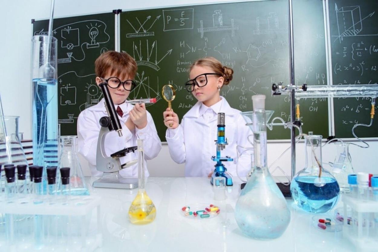Изучение химии в школе. Химические картинки. Научная лаборатория для детей. Химия это наука. Химические опыты в лаборатории.