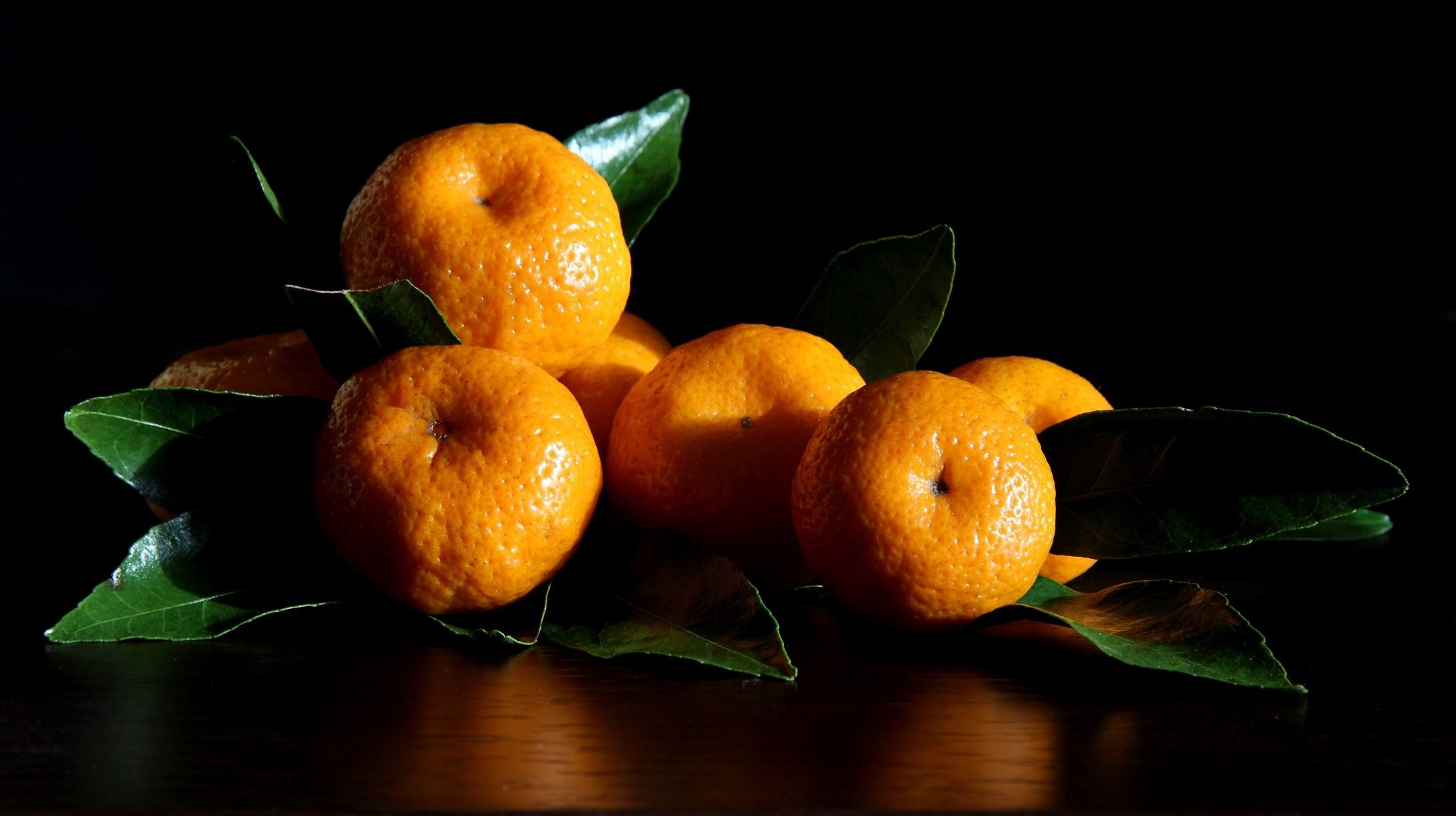 Мандарин обои. Коричневый мандарин померанец. Натюрморт с мандаринами. Натюрморт с апельсинами. Апельсины на темном фоне.