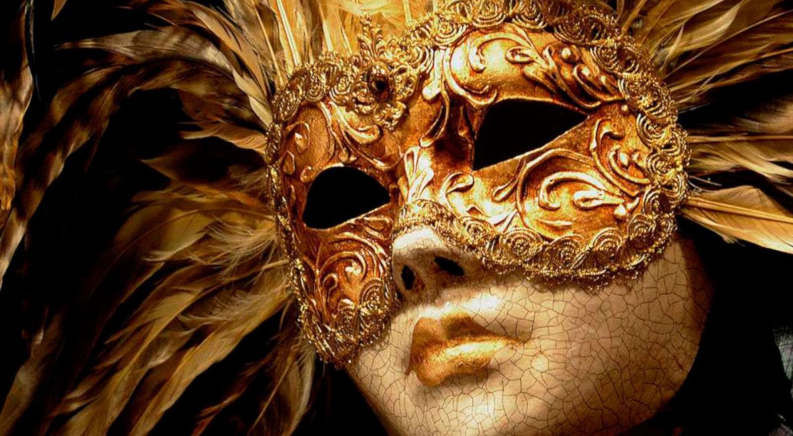 Виды масок. Венецианская маска Вольтер. Золотые маски Венеция. Золотая венецианская маска. Исторические карнавальные маски.
