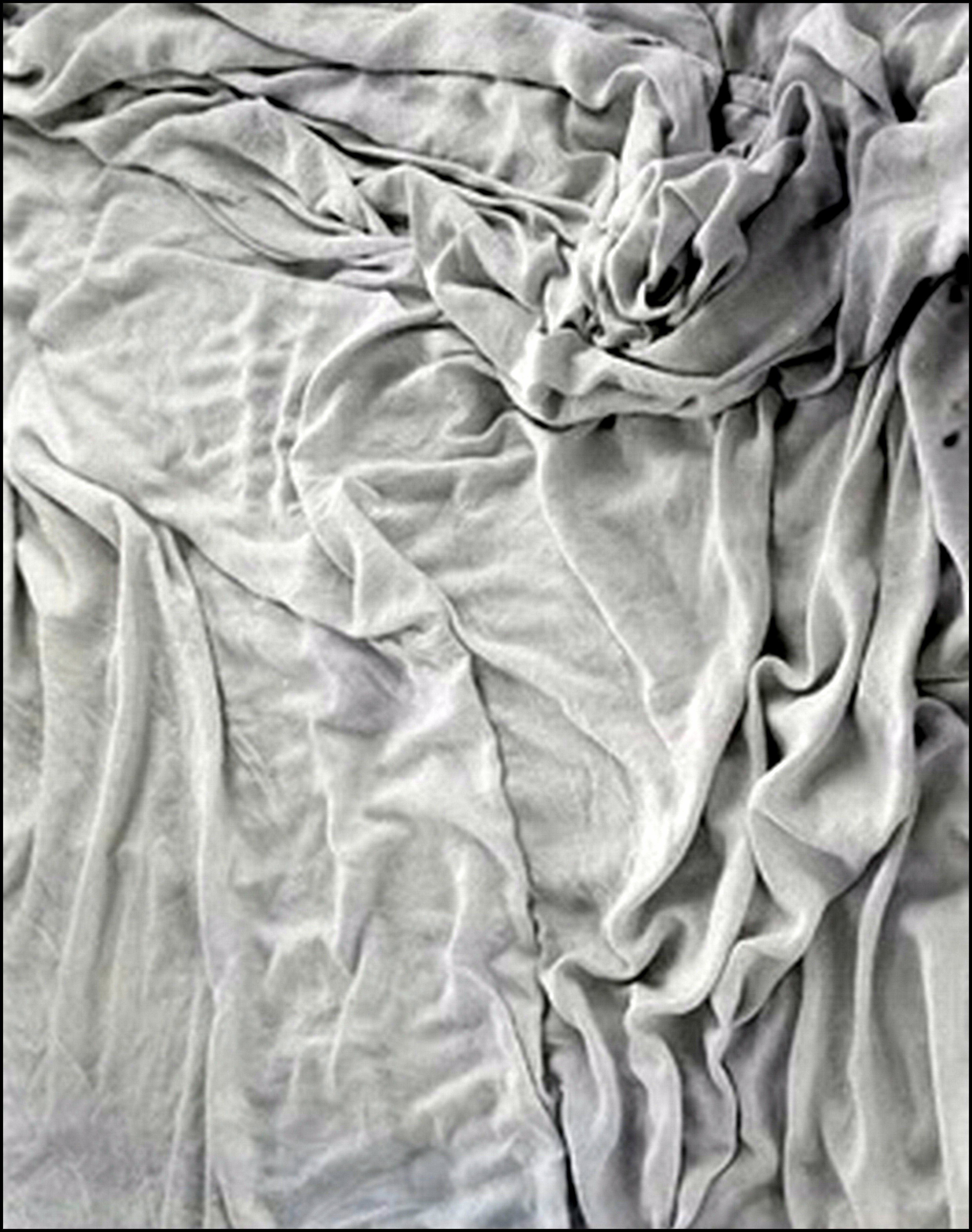Смятая белая постель. Мятая белая ткань. Складки ткани текстура. Мятая простынь. Скомканная ткань.
