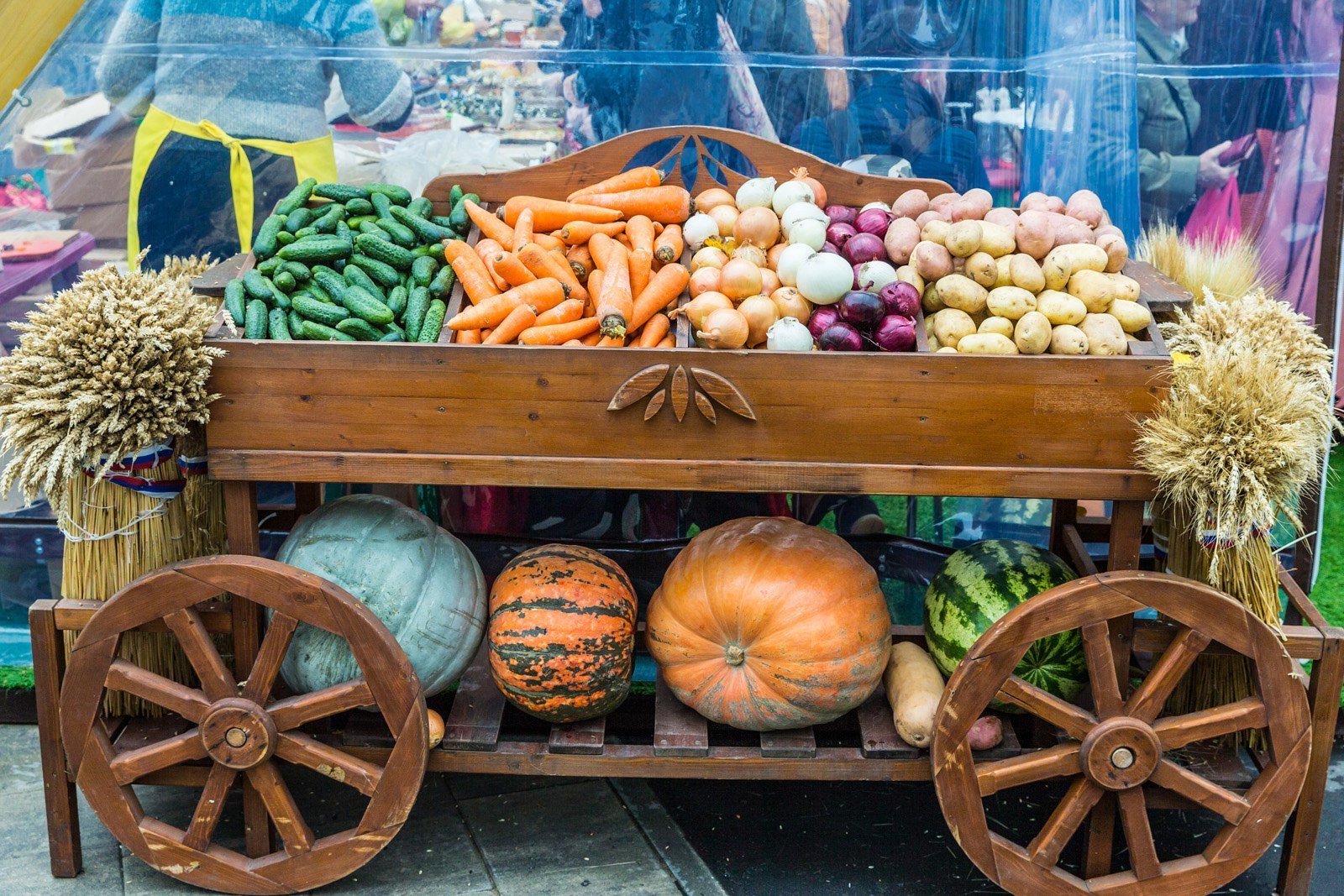 Сх рынки. Осенняя ярмарка. Телега с овощами. Овощной ярмарка осенне. Тележка с овощами ярмарка.