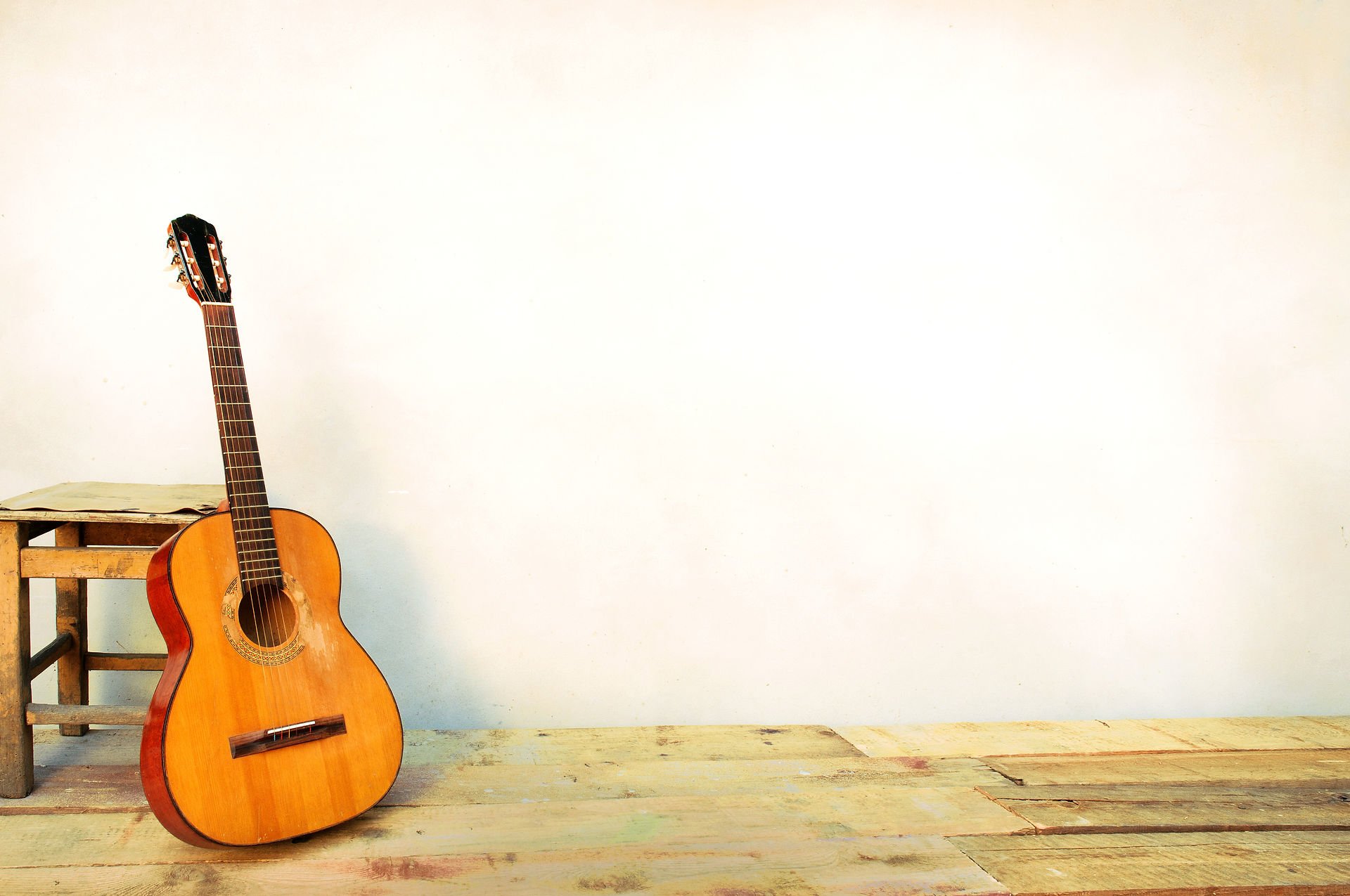 Гитара на фоне стены