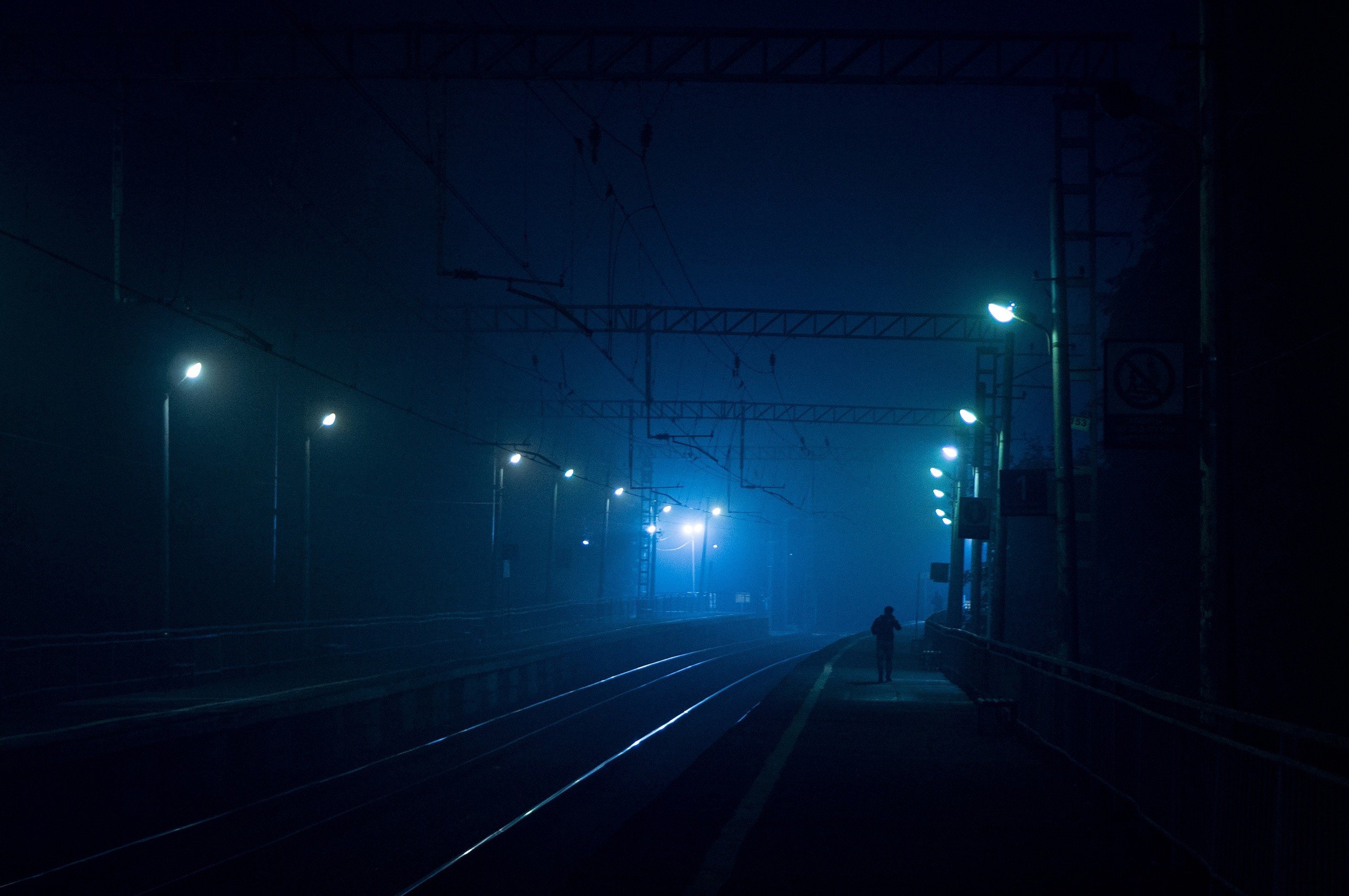 Поезд в темноте. Железная дорога ночью. Ночной вокзал. Поезд ночью. Вокзал ночью.