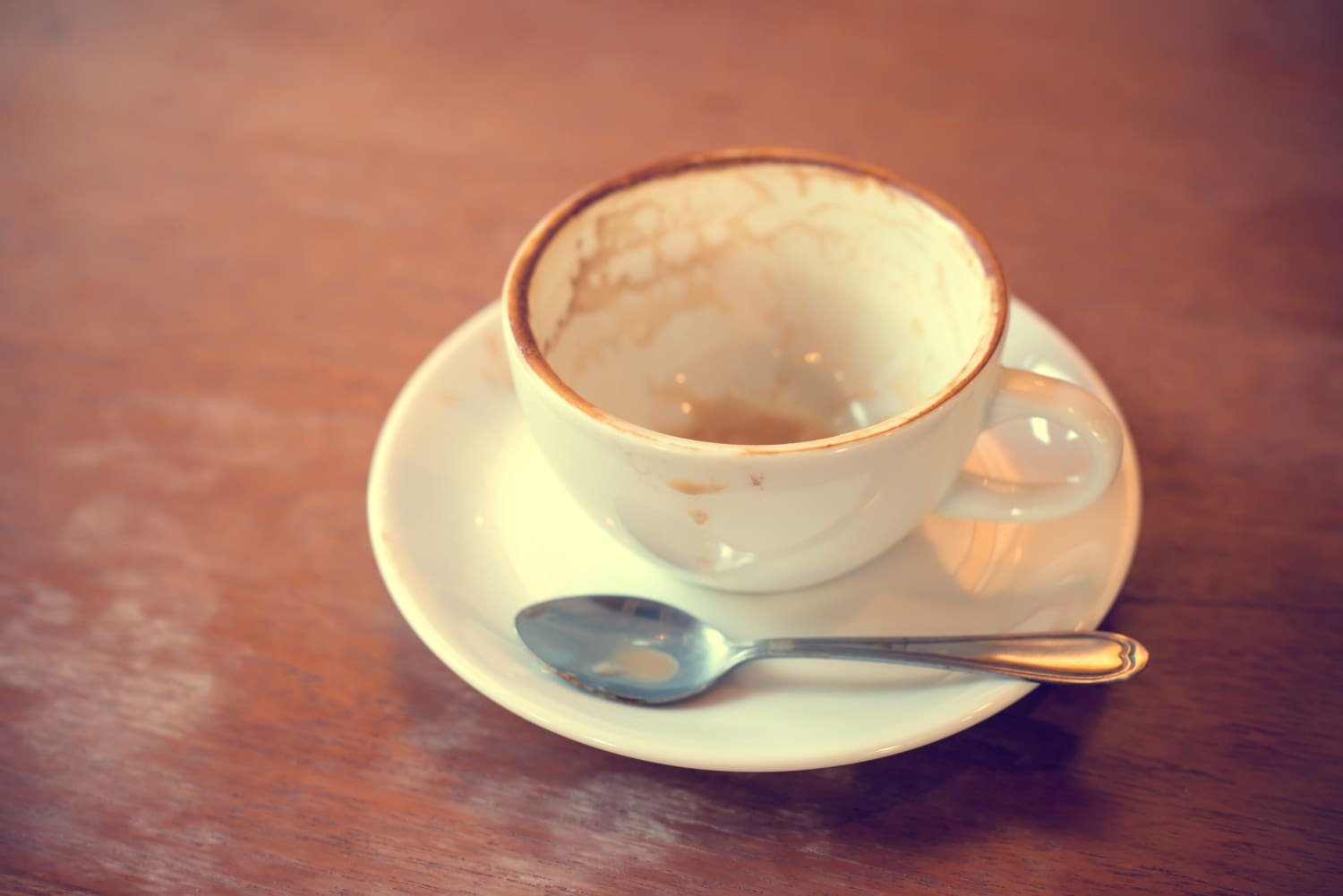 Разве можно быть такой размазней чашка стоит. Допитая чашка кофе. Пустая чашка кофе. Пустая чашка. Кружка кофе на столе.