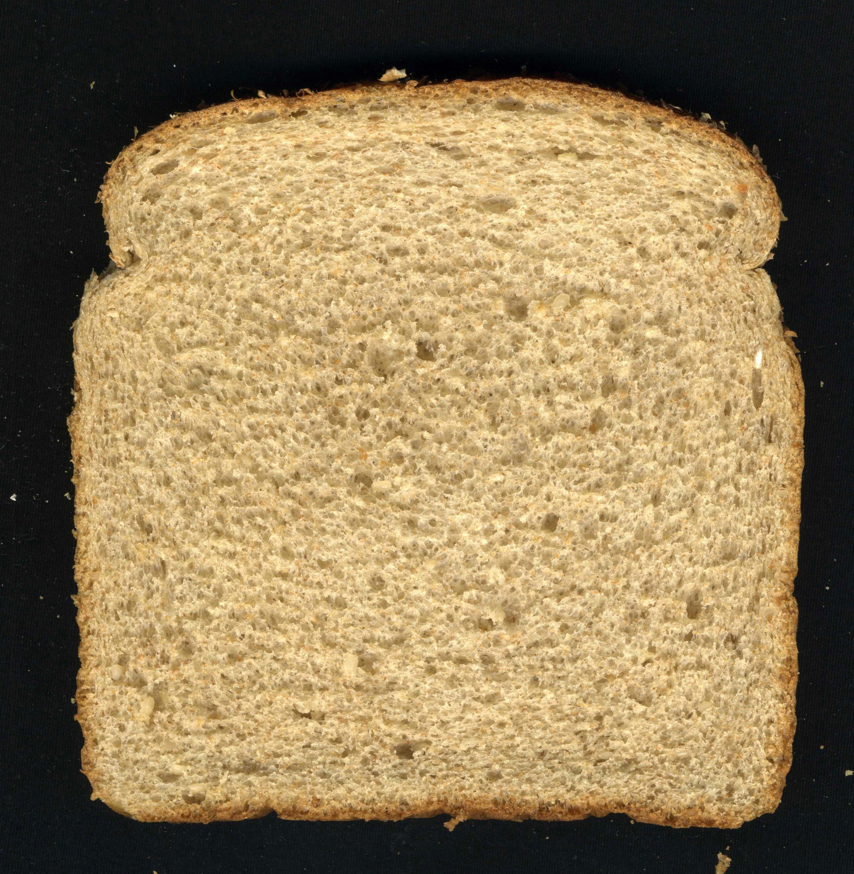 Кусок тостового хлеба. Кусочек хлеба. Ломтик хлеба. Ломоть хлеба. Текстура хлеба.