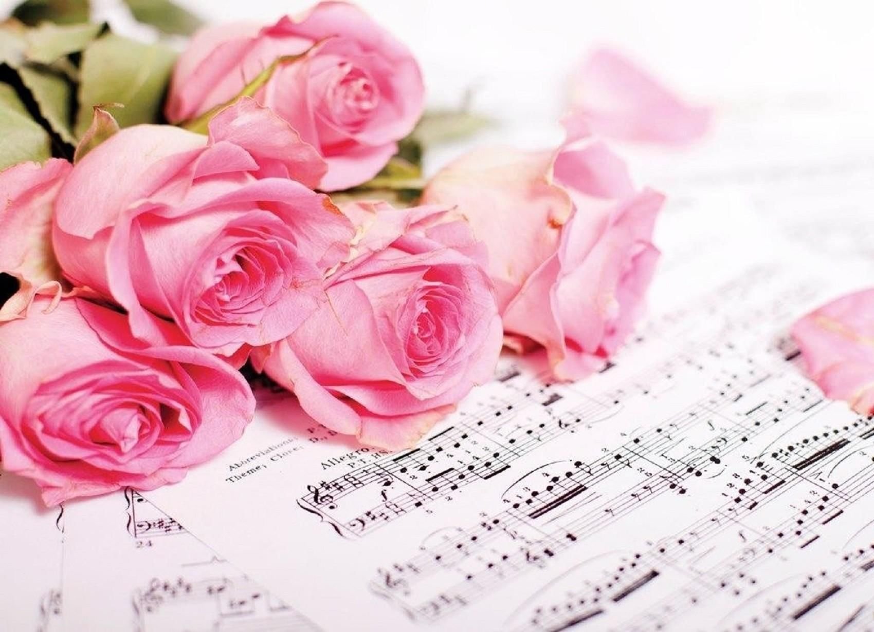 Песни с днем рождения нежную. Музыкальный цветок. Музыкальный букет цветов. Ноты и цветы. Открытки с цветами.