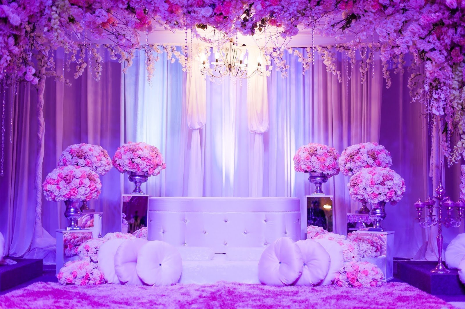 Фиолетовая фотозона. Зал в сиреневом цвете. Свадьба в сиреневых тонах. Украшение зала в фиолетовом цвете. Фотозона на свадьбу в сиреневом цвете.