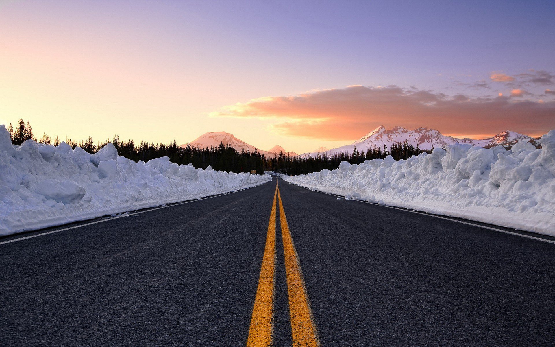 Тема зимней дороги. Снежная дорога. Зимняя дорога. Красивые дороги. Заснеженная дорога.