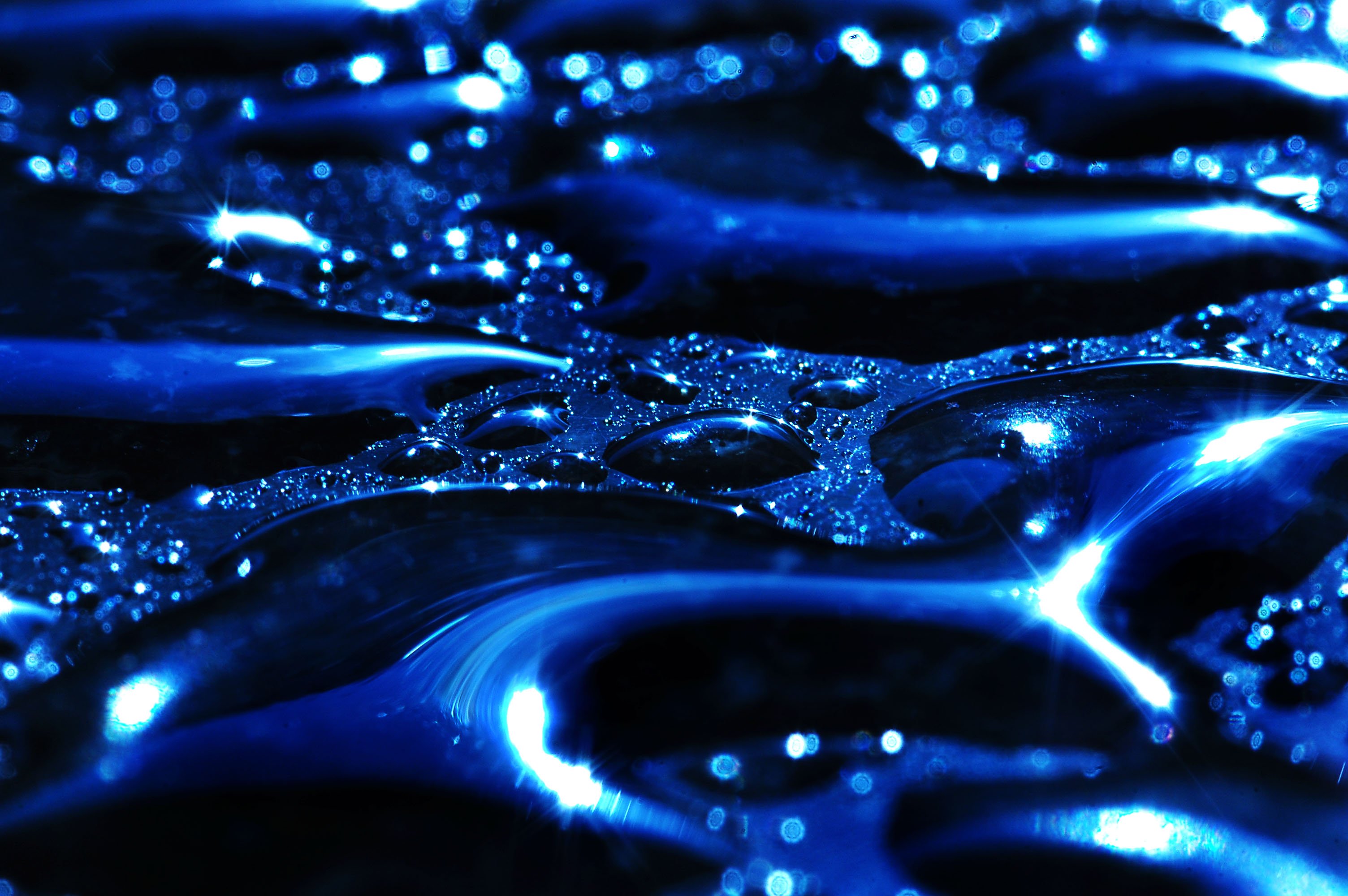 Капли голубая вода. Капли воды. Синие капли. Синяя картинка. Неоновые капли.