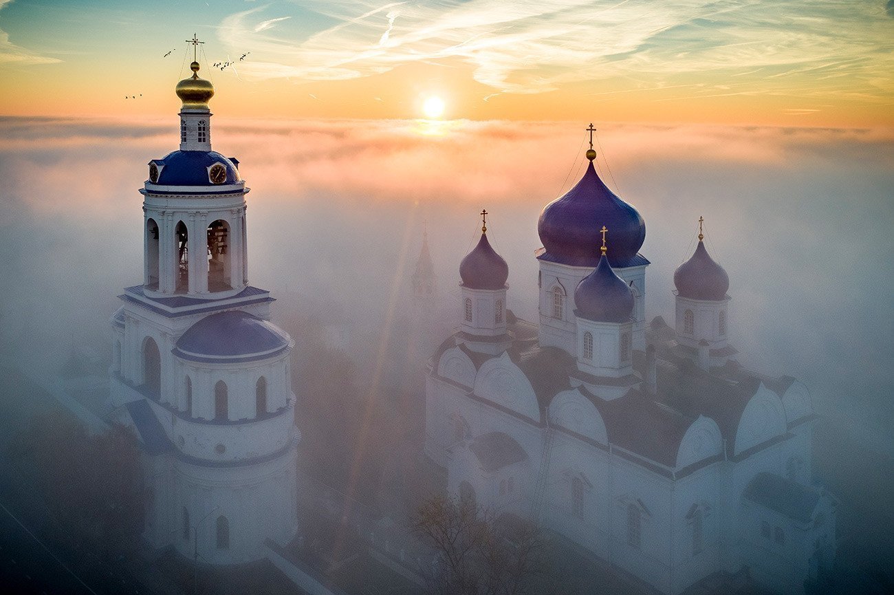 Церковные картинки. Церковь в тумане. Рассвет над храмом. Православный храм на рассвете. Церковь на фоне города.