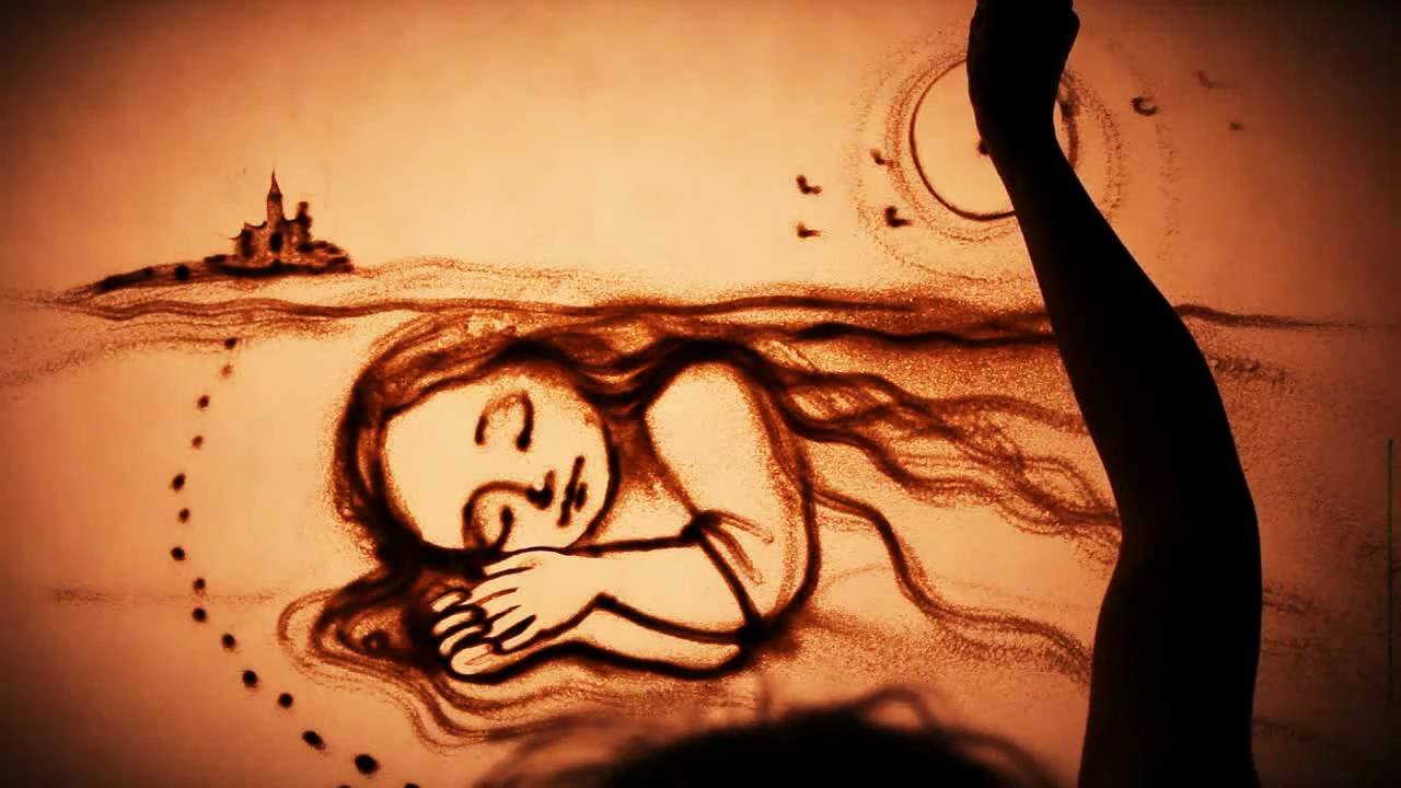 Рисование песком девушки