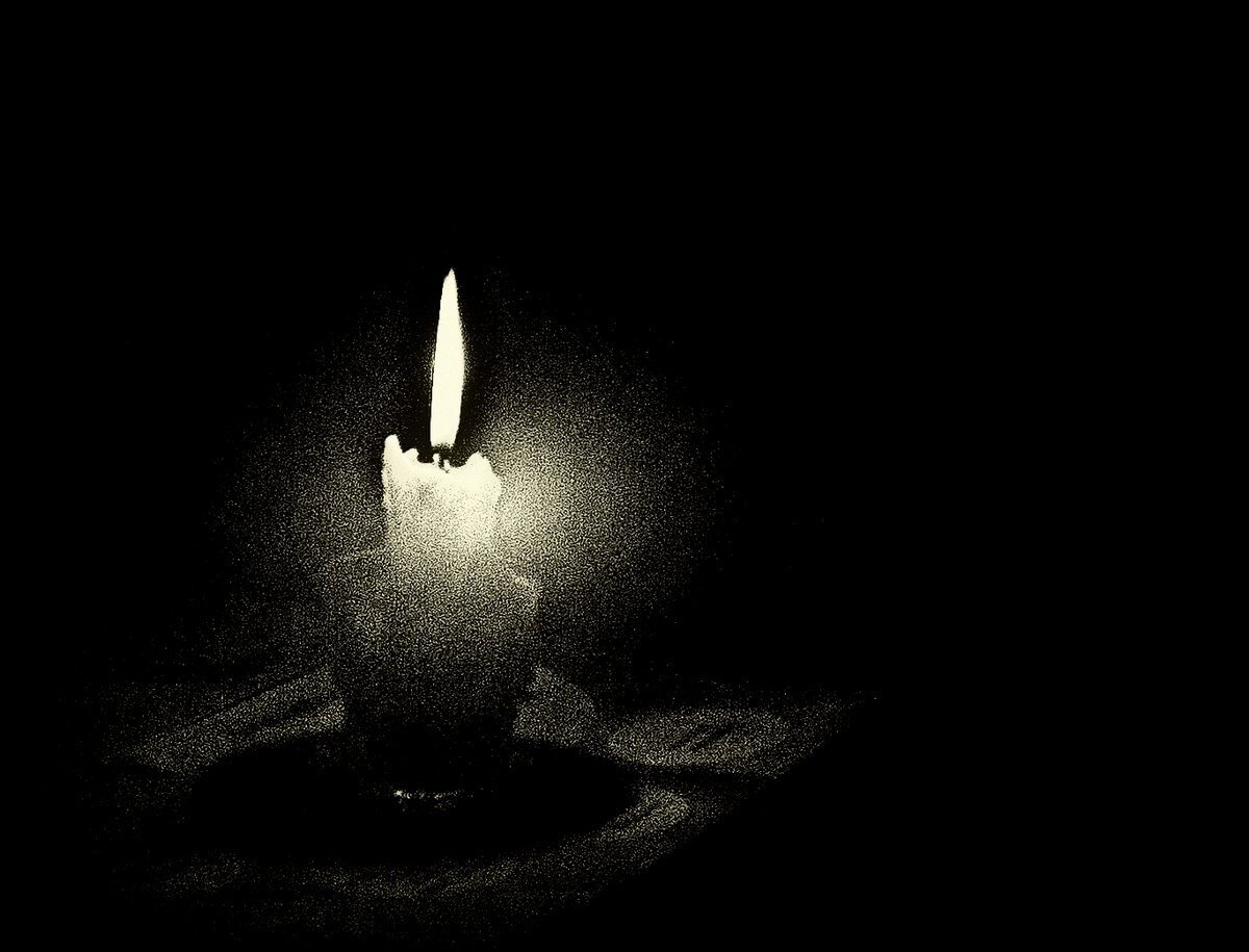 Видео свеча на черном фоне. Горящая свеча. Свеча на черном фоне. Свеча черно белая. Горящие свечи.