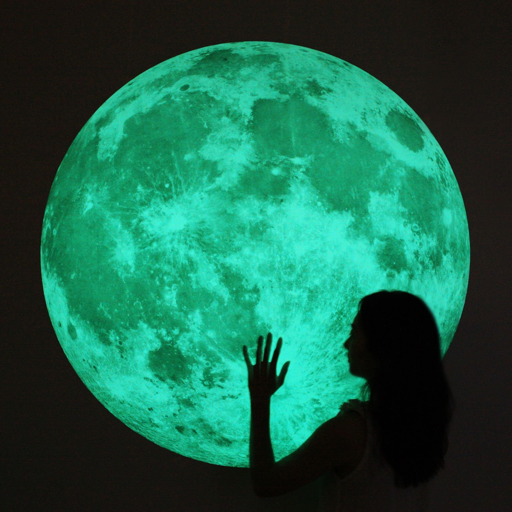 Есть зеленая луна. Зеленая Луна. Светящиеся силуэты. Светящаяся Луна. Огромная светящаяся Луна.