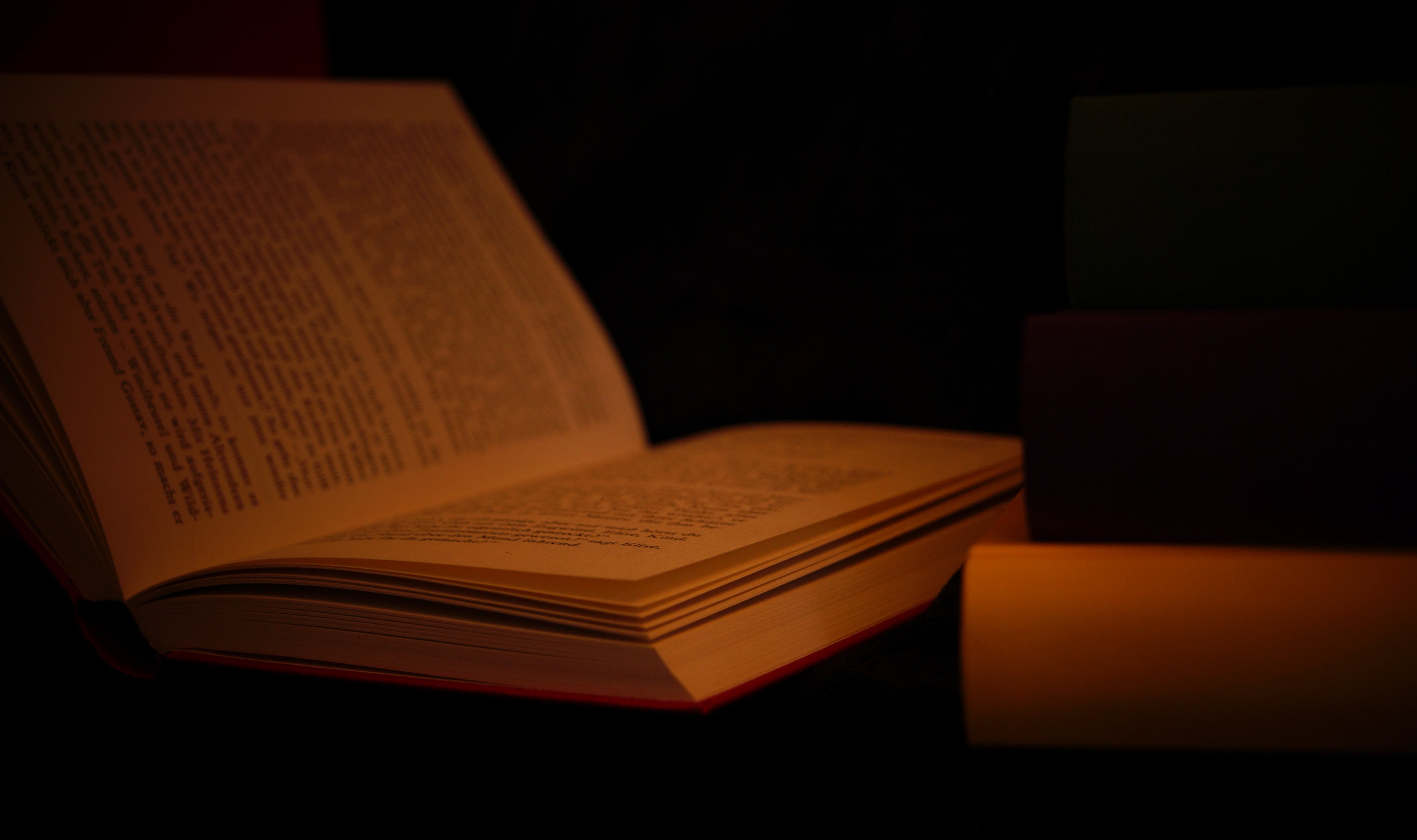 Книги полная темнота. Книги на темном фоне. Книга на черном фоне. Книжка на тёмном фоне. Красивый фон с книгами.