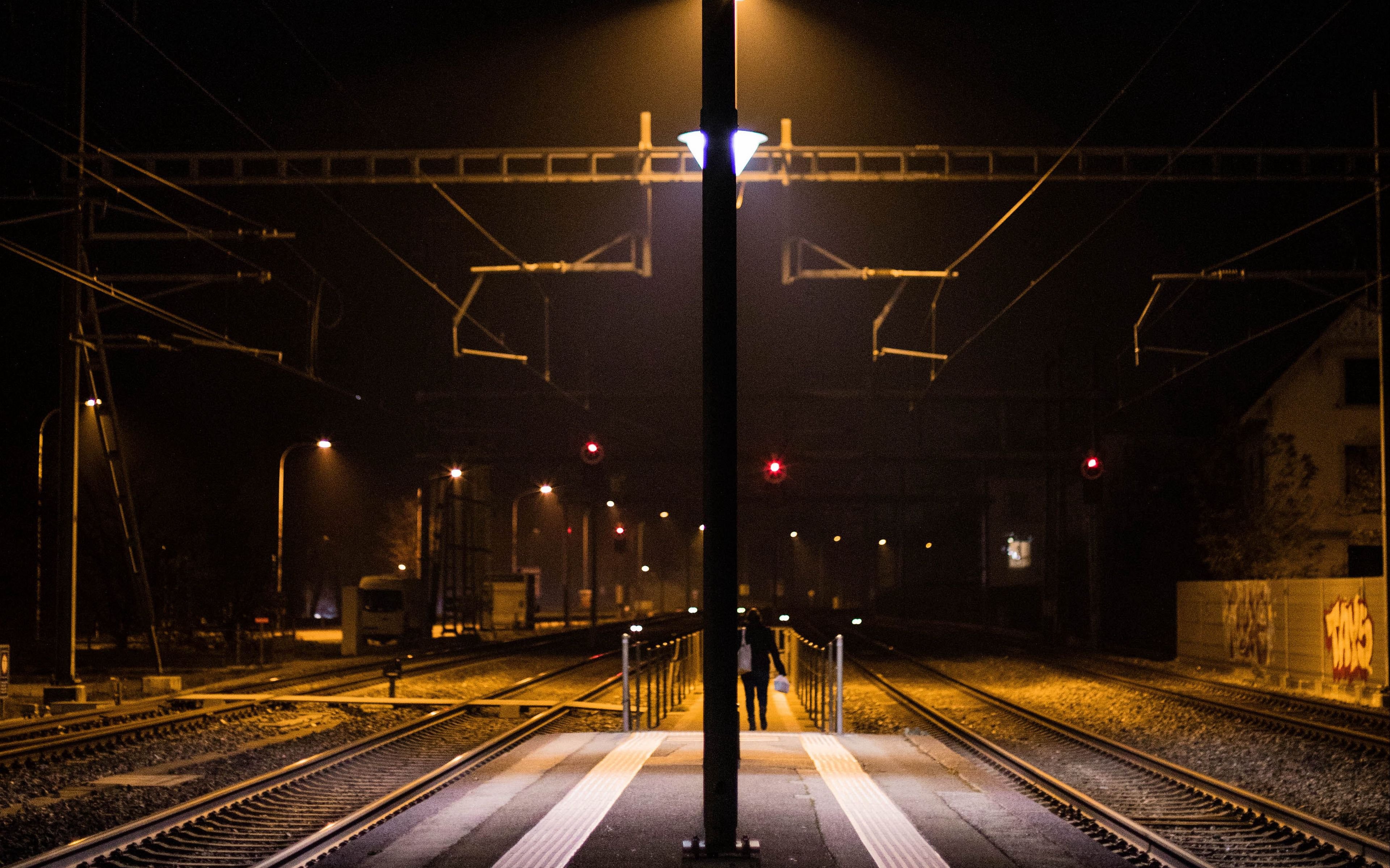 Покажи картинки станции лайт. Освещение станции. Железная дорога ночью. Освещение железнодорожных станций. Ночной вокзал.