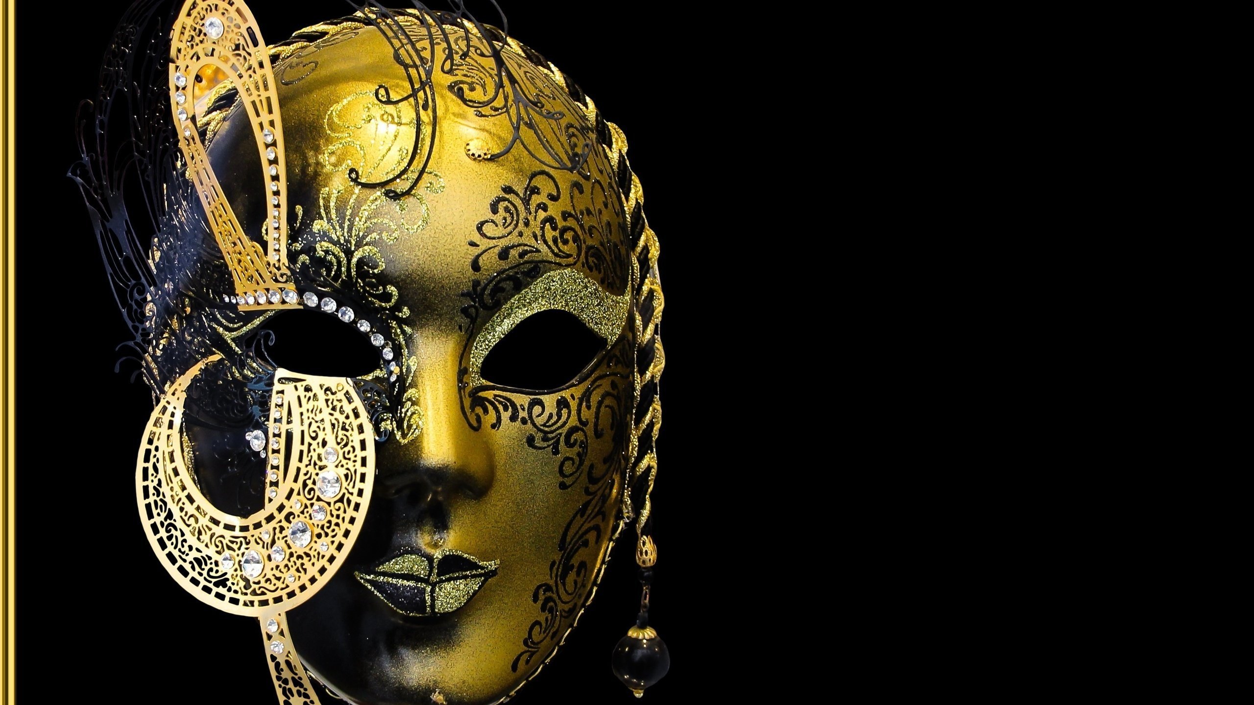 День театра фон. Маска венецианская. Театральные маски. Золотая венецианская маска. Театральная маска на черном фоне.