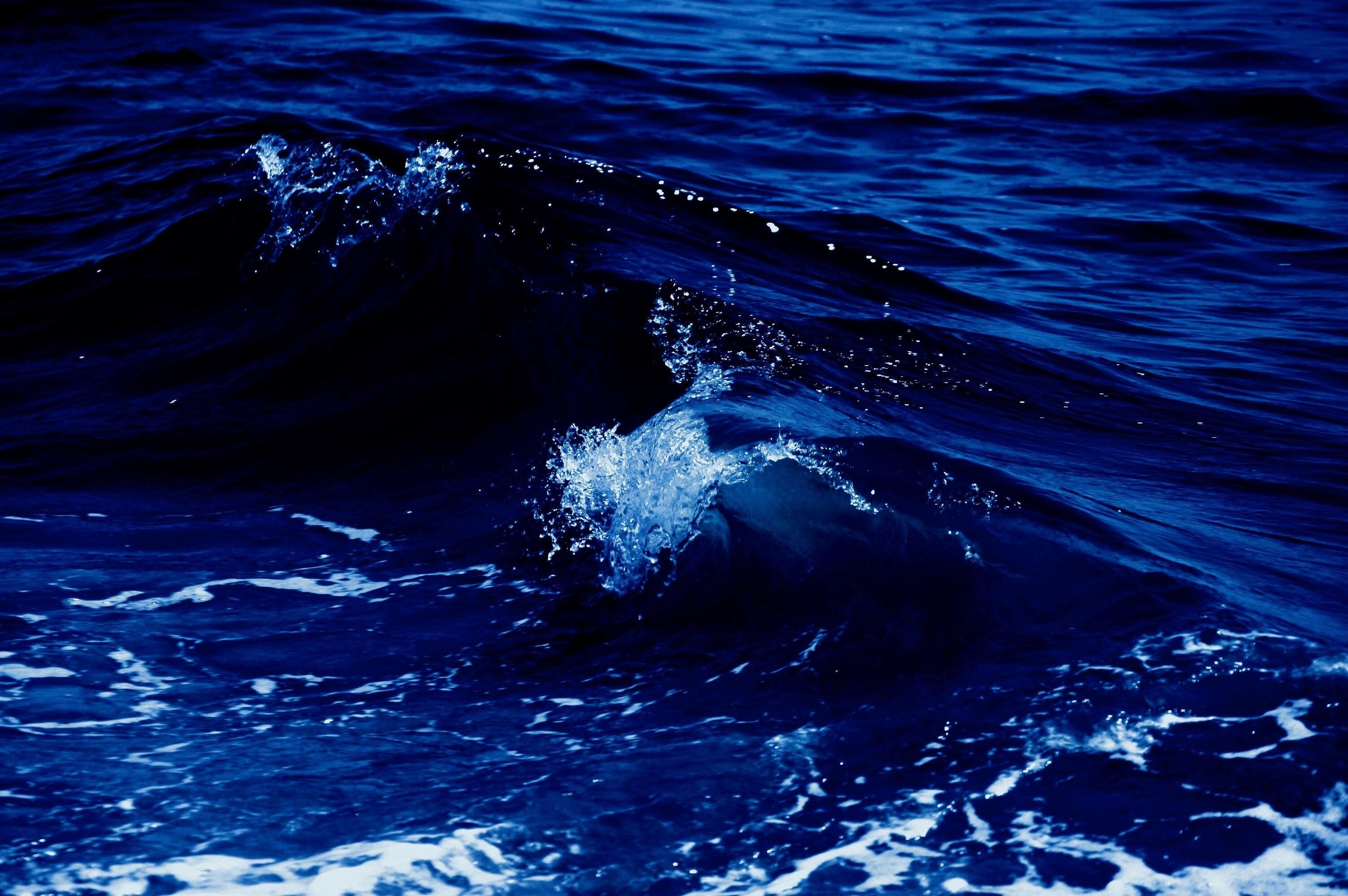 Темно синее море