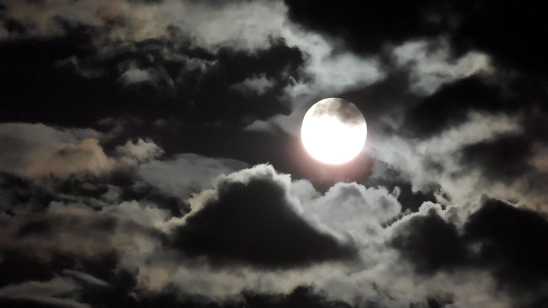 Тайна полной луны. Луна на небе. Лунное небо. Ночное небо с луной и облаками. Темное небо с луной.