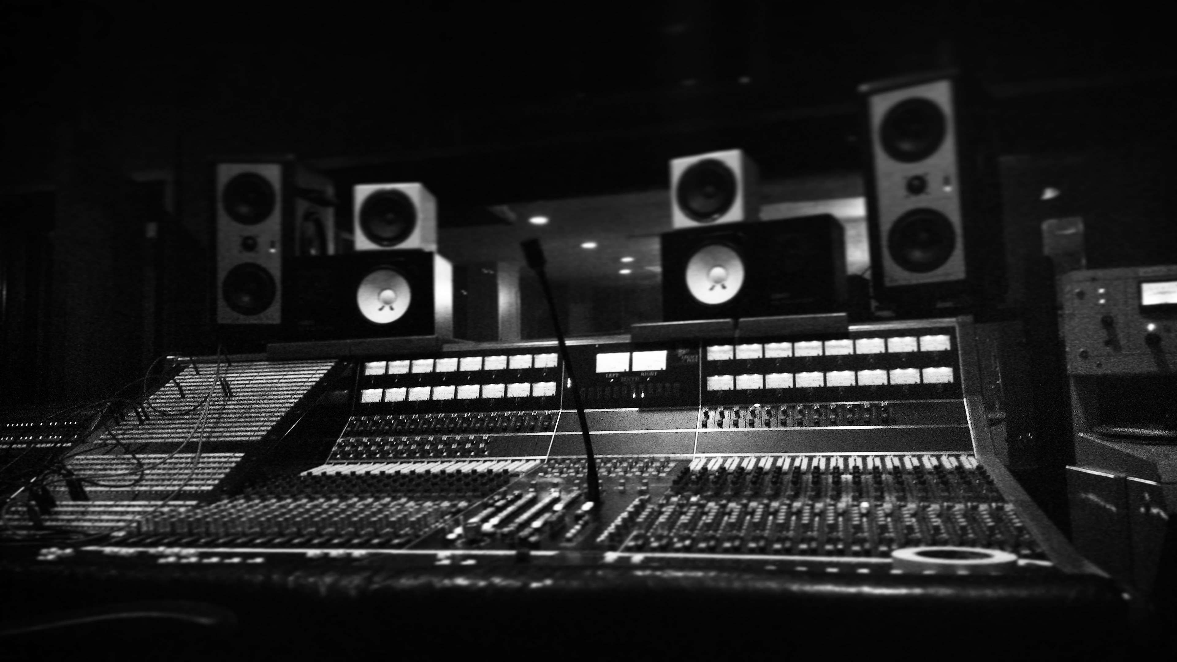 Flac студийного качества слушать. Студия звукозаписи 4к. Студия звукозаписи FL Studio. Студия звукозаписи Сергиев Посад. Музыкальное оборудование.