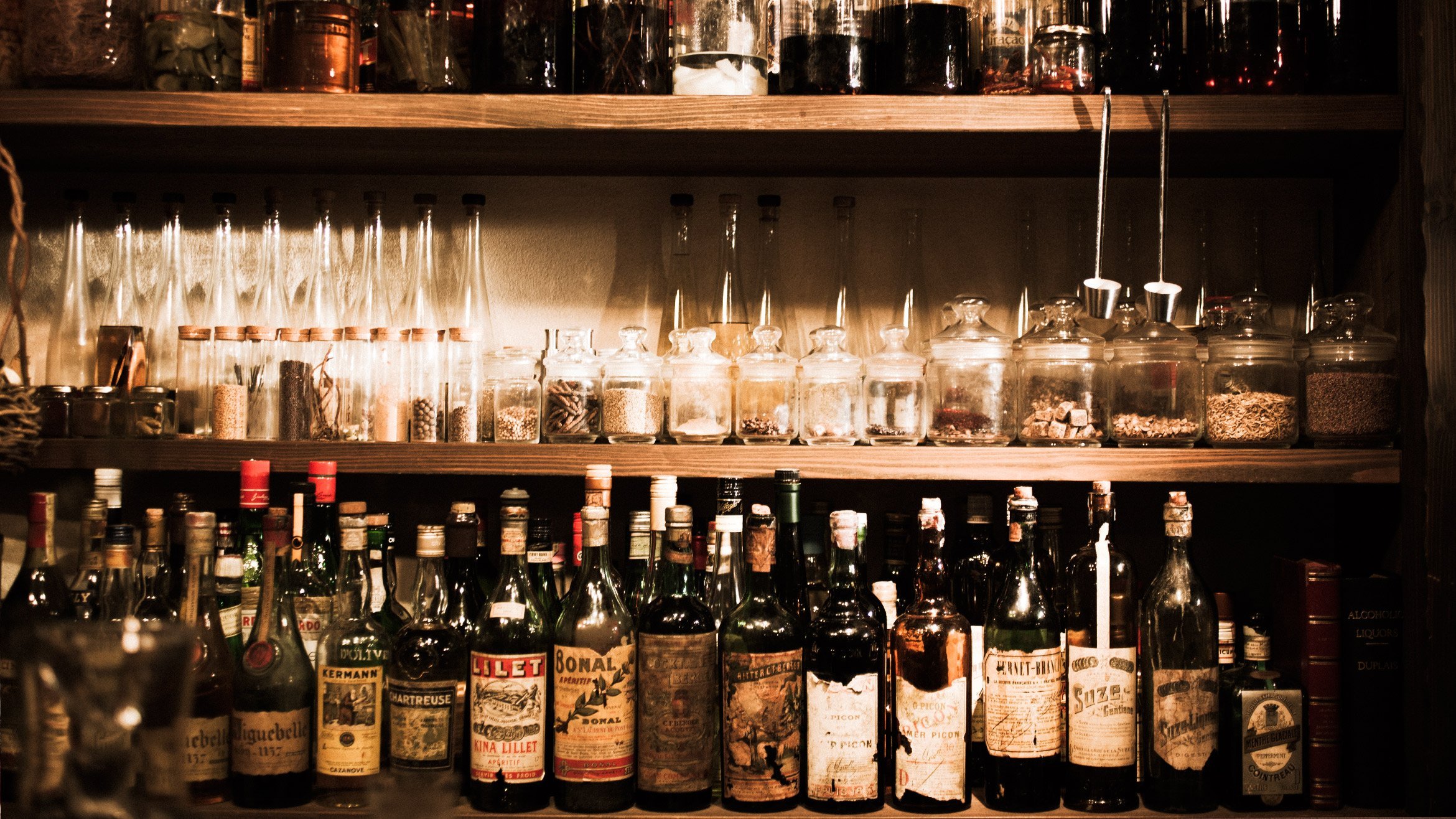 Полки с алкоголем в баре