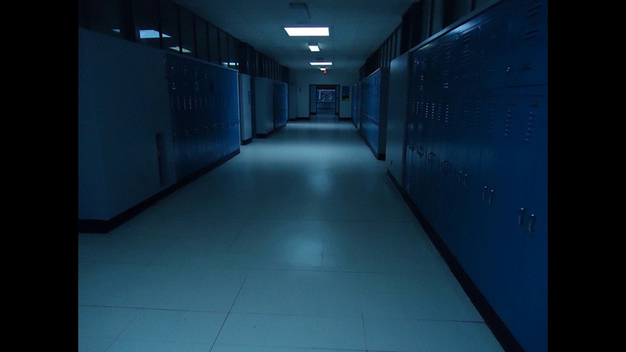Темный школьный коридор