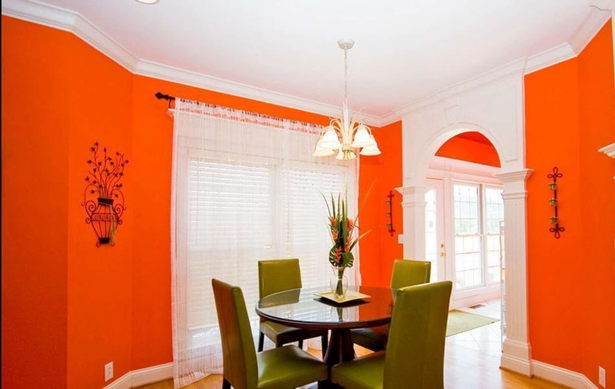 Покрасить обои на кухне. Сочетание оранжевого цвета в интерьере. Оранжевые стены в интерьере. Красно оранжевый интерьер. Персиковый цвет стен в интерьере кухни.