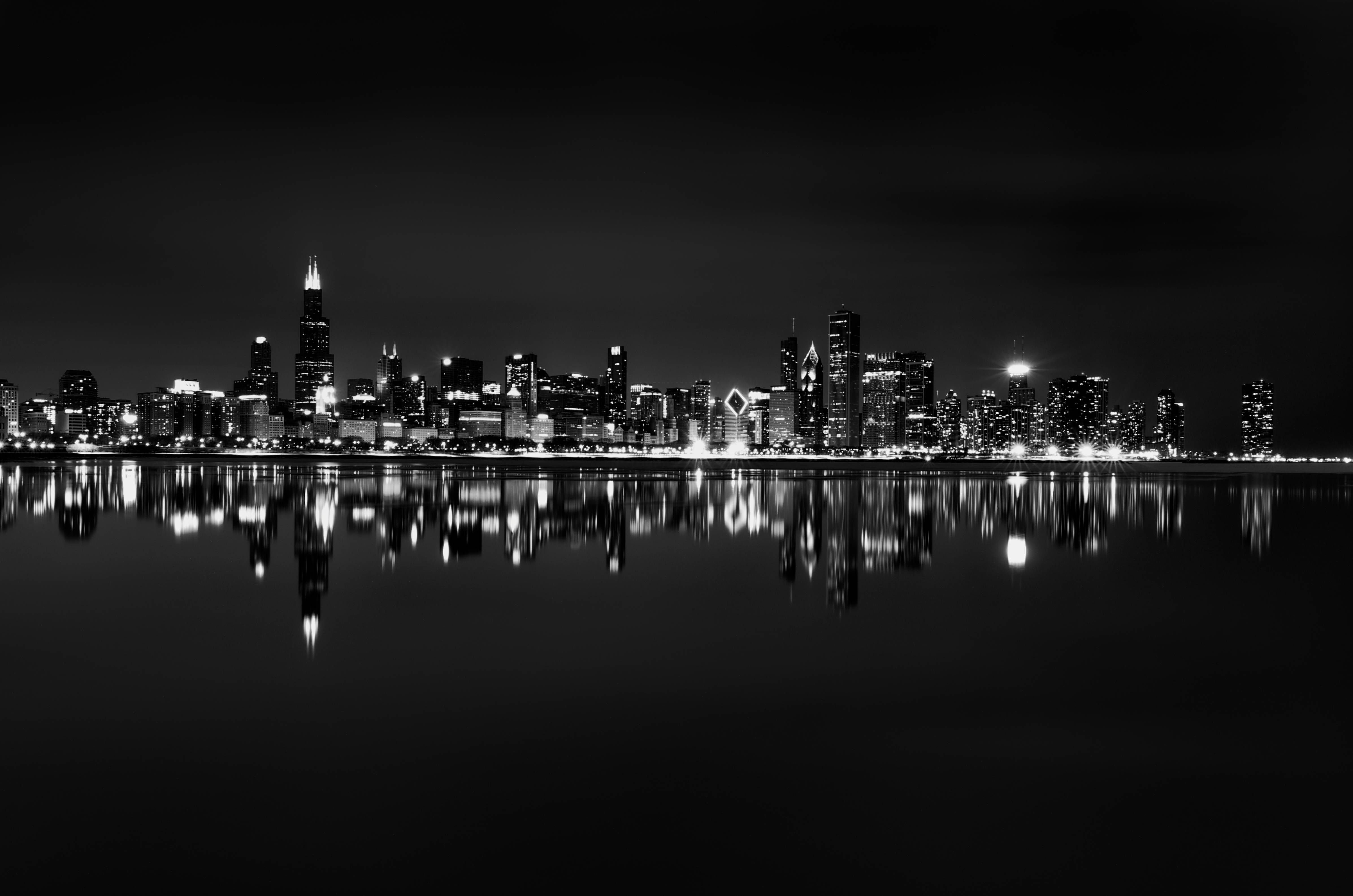 Wait city. Ночной город черно белый. Панорама ночного города. Город в черно белом цвете. Ночной пейзаж города.
