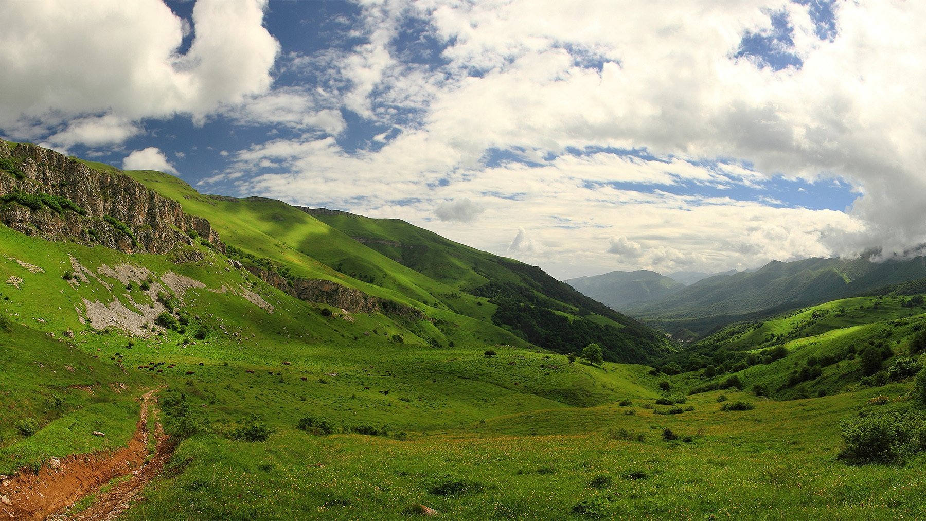 Климат осетии. Южная Осетия кавказский хребет. Северная Осетия в горах Кавказа. Ландшафт Северной Осетии. Равнины Северной Осетии.