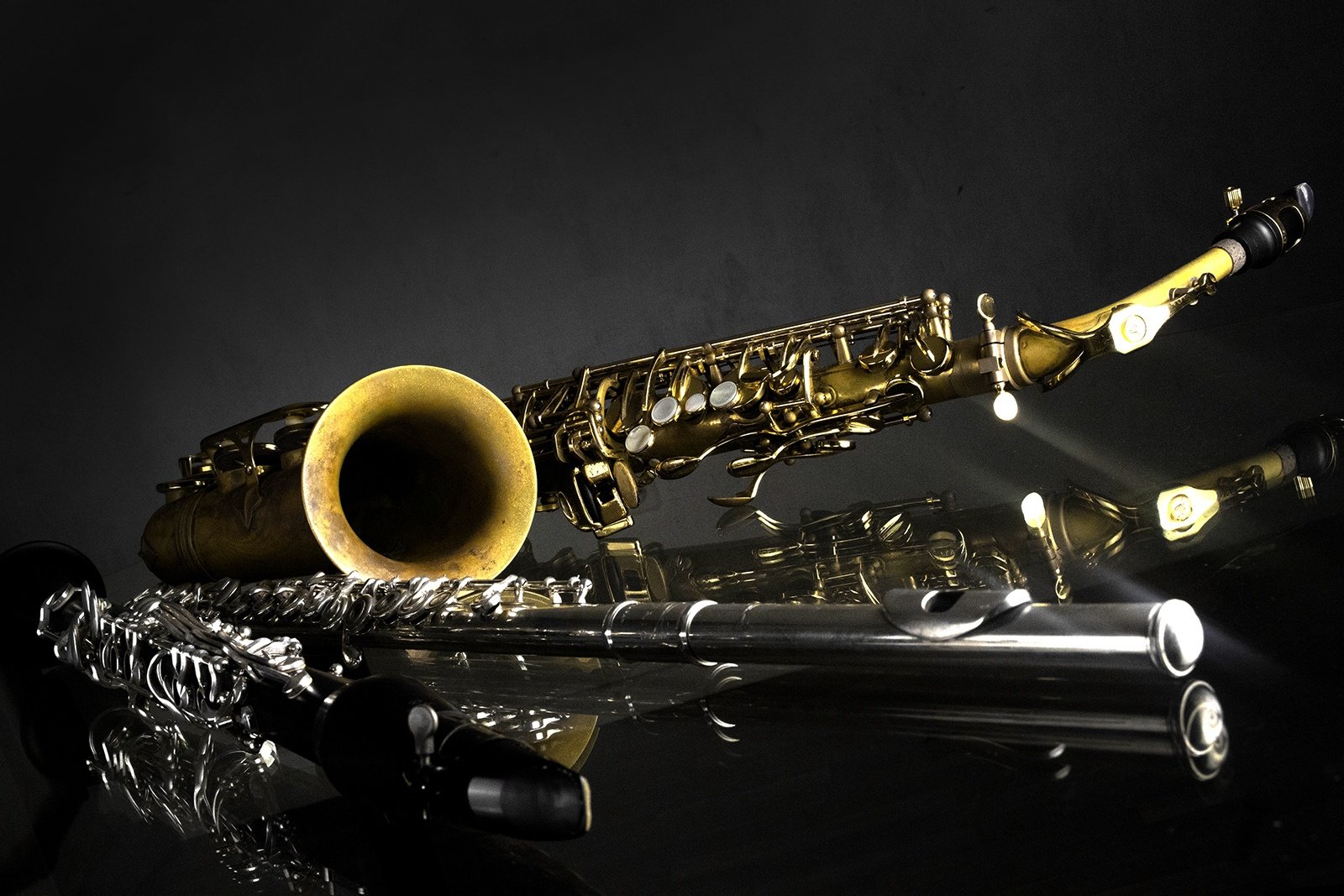 Просто саксофон. Саксофон флейта кларнет. Скрипка кларнет саксофон флейта. Кларнет труба и саксофон. Саксофон необычный.