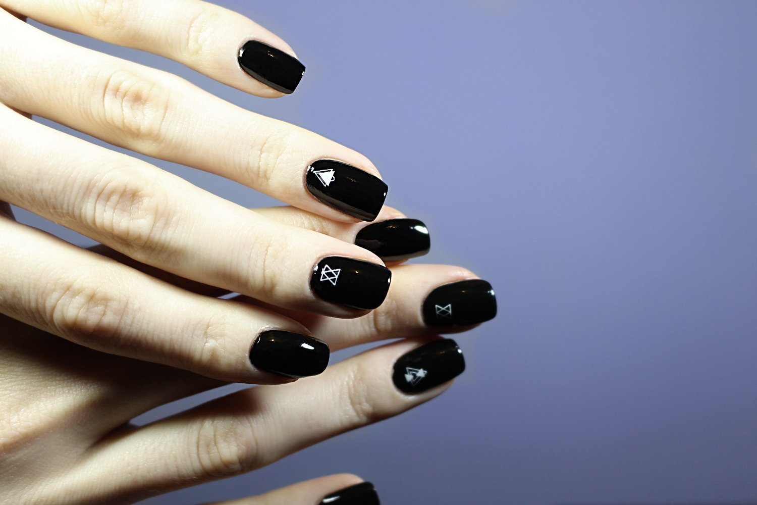 Черные ногти со. Блэк Нэилс. Черные ногти. Темный маникюр. Красивый черный маникюр.